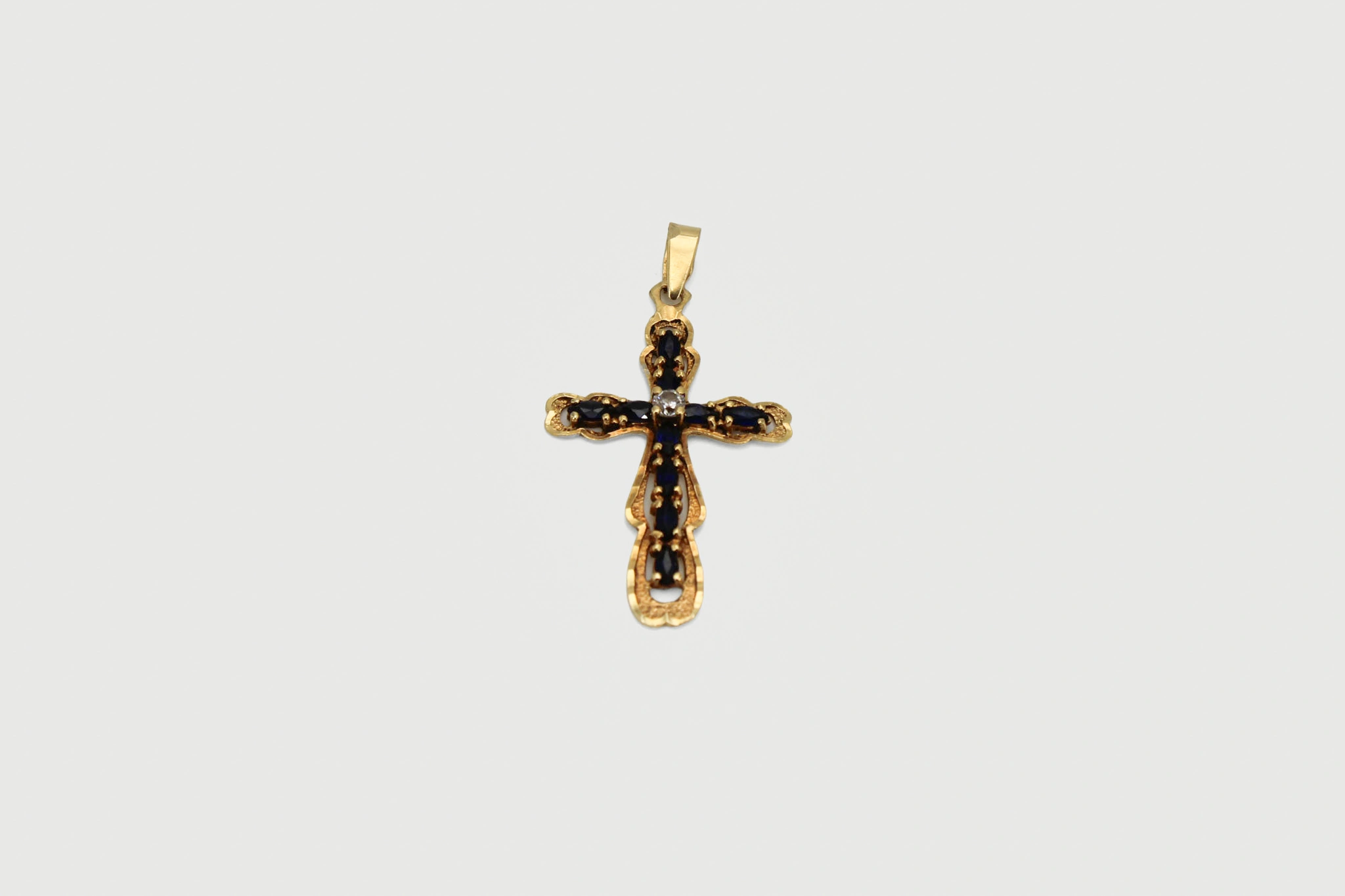 Cruz de oro de 18k con piedras azules