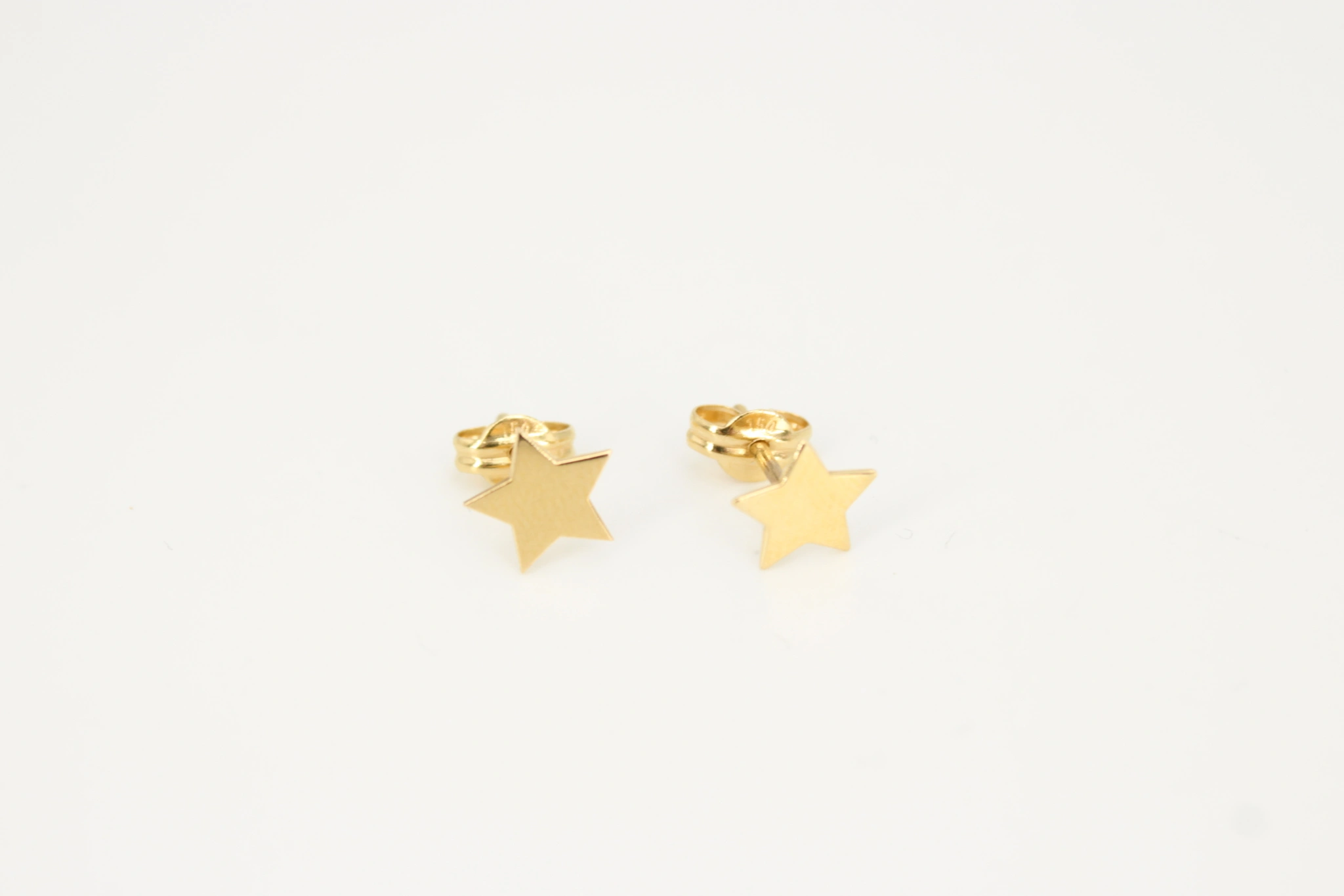 Pendientes de oro de 18k con forma de estrella de cinco puntas