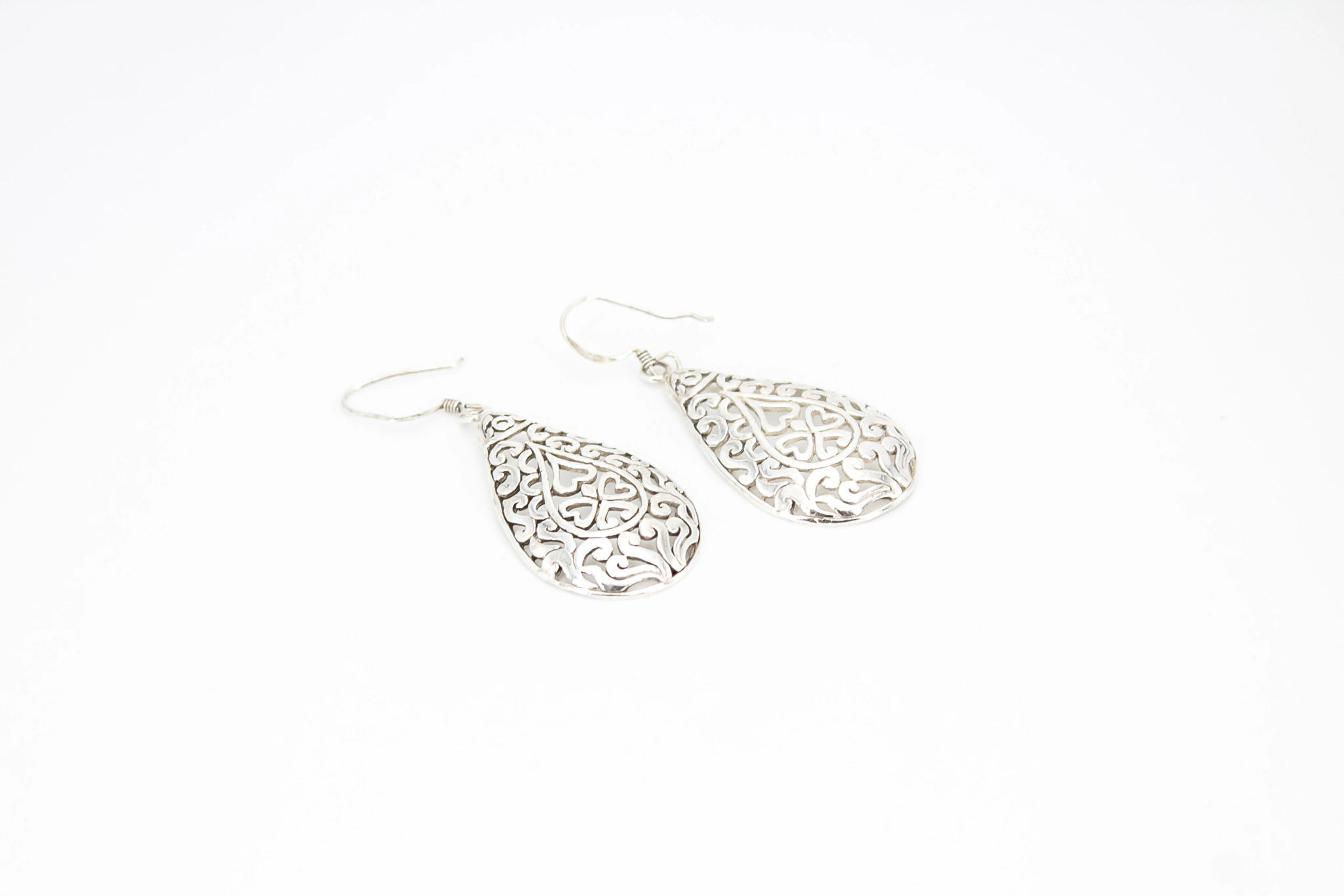 Pendientes forma de lágrima calada de plata 925