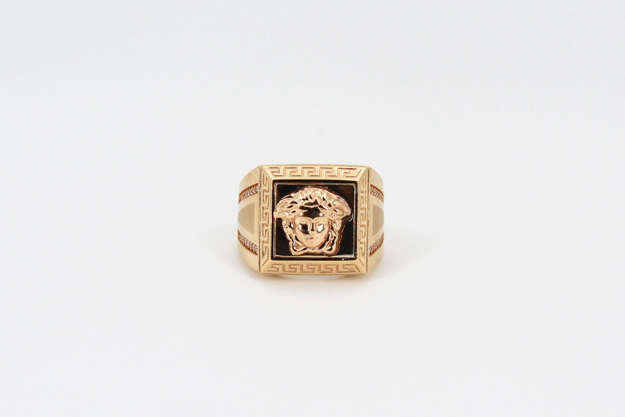 Sello de oro de 18k con cabeza de león y circonitas