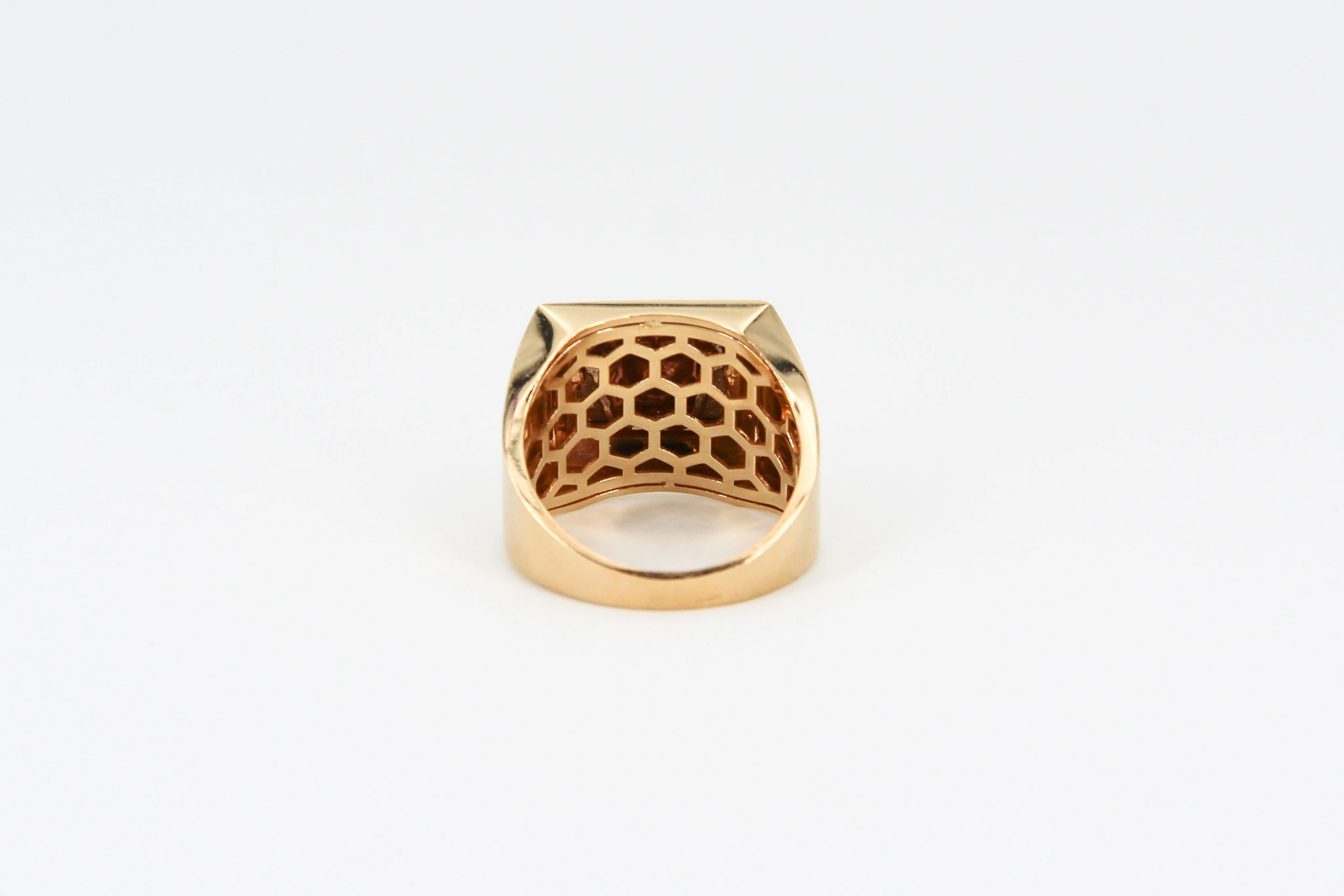 Sello de oro de 18k con cabeza de león y circonitas — vista alternativa
