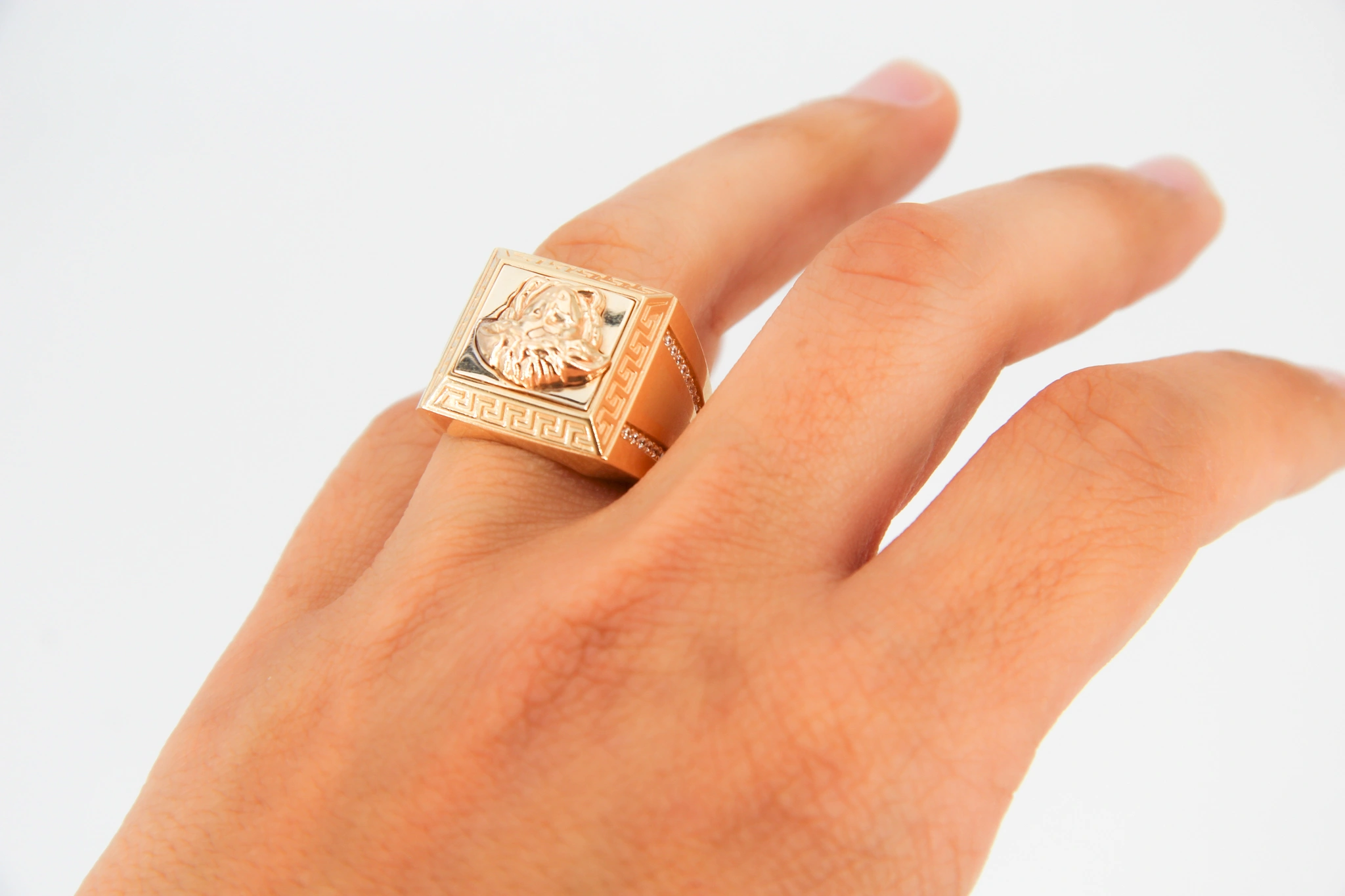 Sello de oro de 18k con cabeza de león y circonitas — foto 3