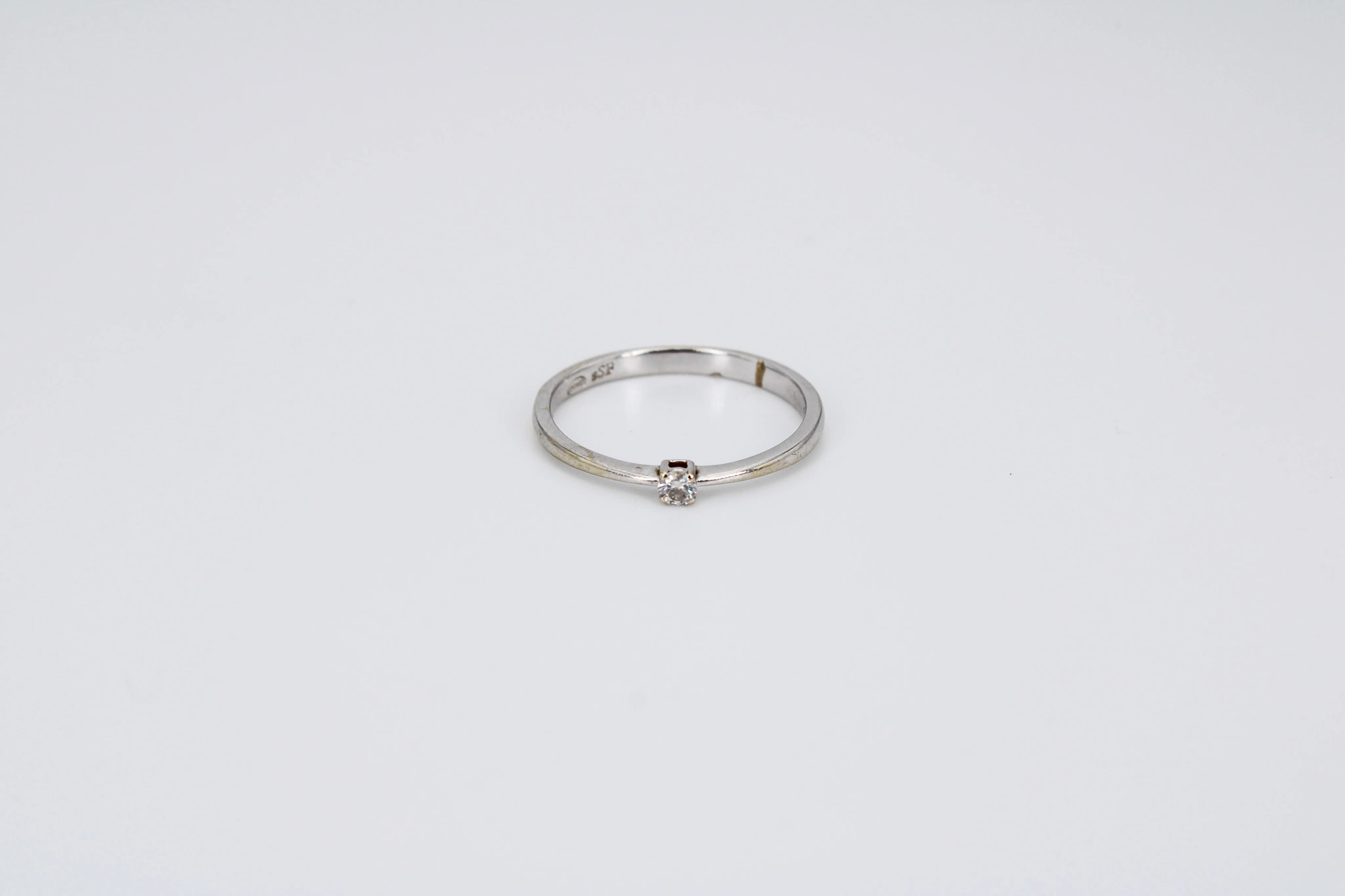 Solitario de oro blanco 18K con diamante brillante