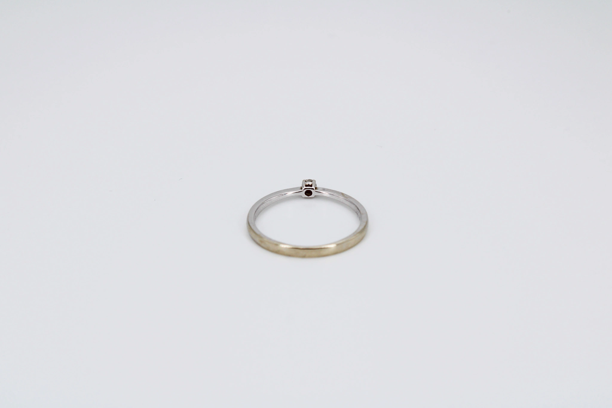 Solitario de oro blanco 18K con diamante brillante — vista alternativa