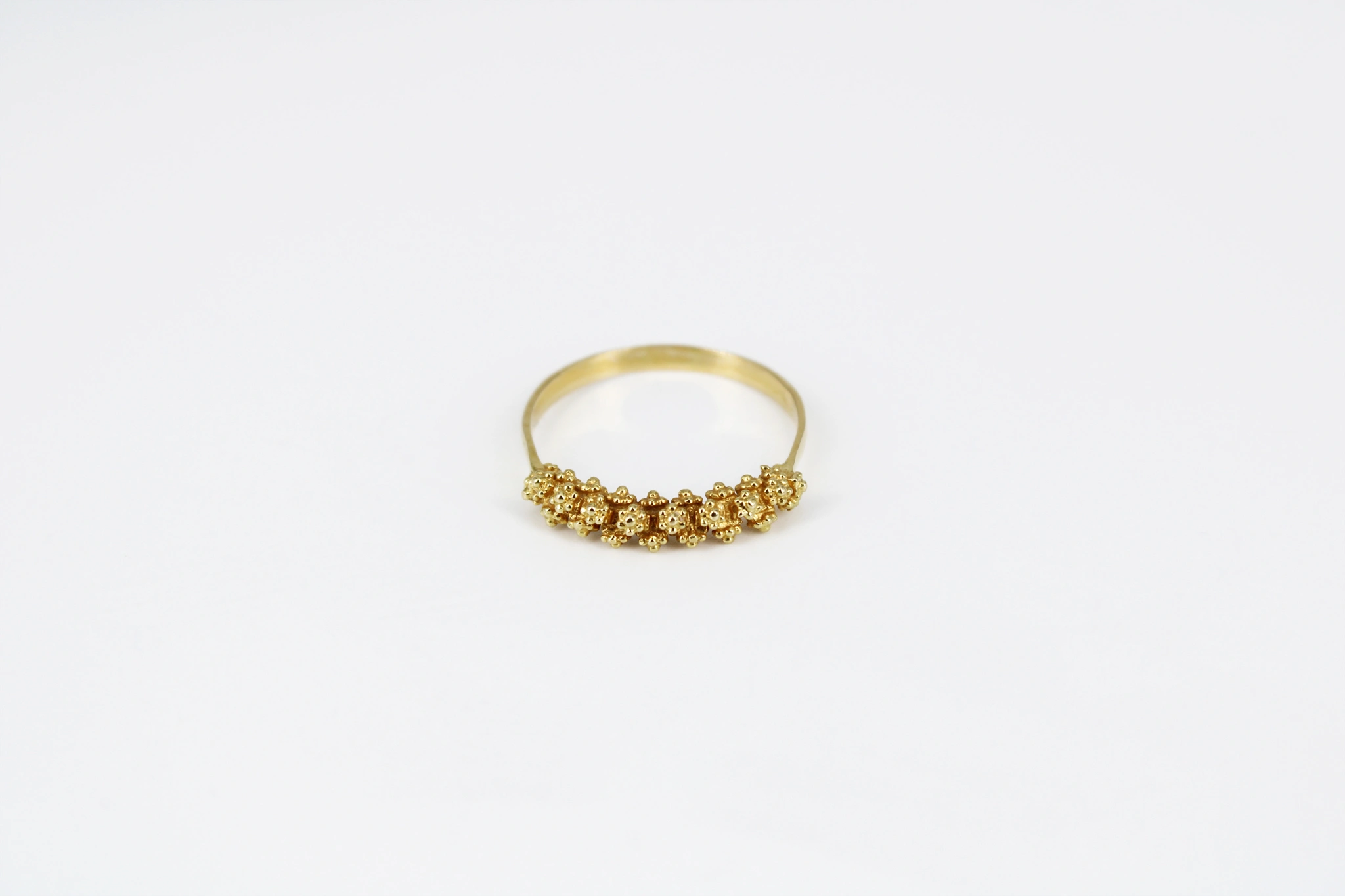 Anillo de oro 18K con textura granulada