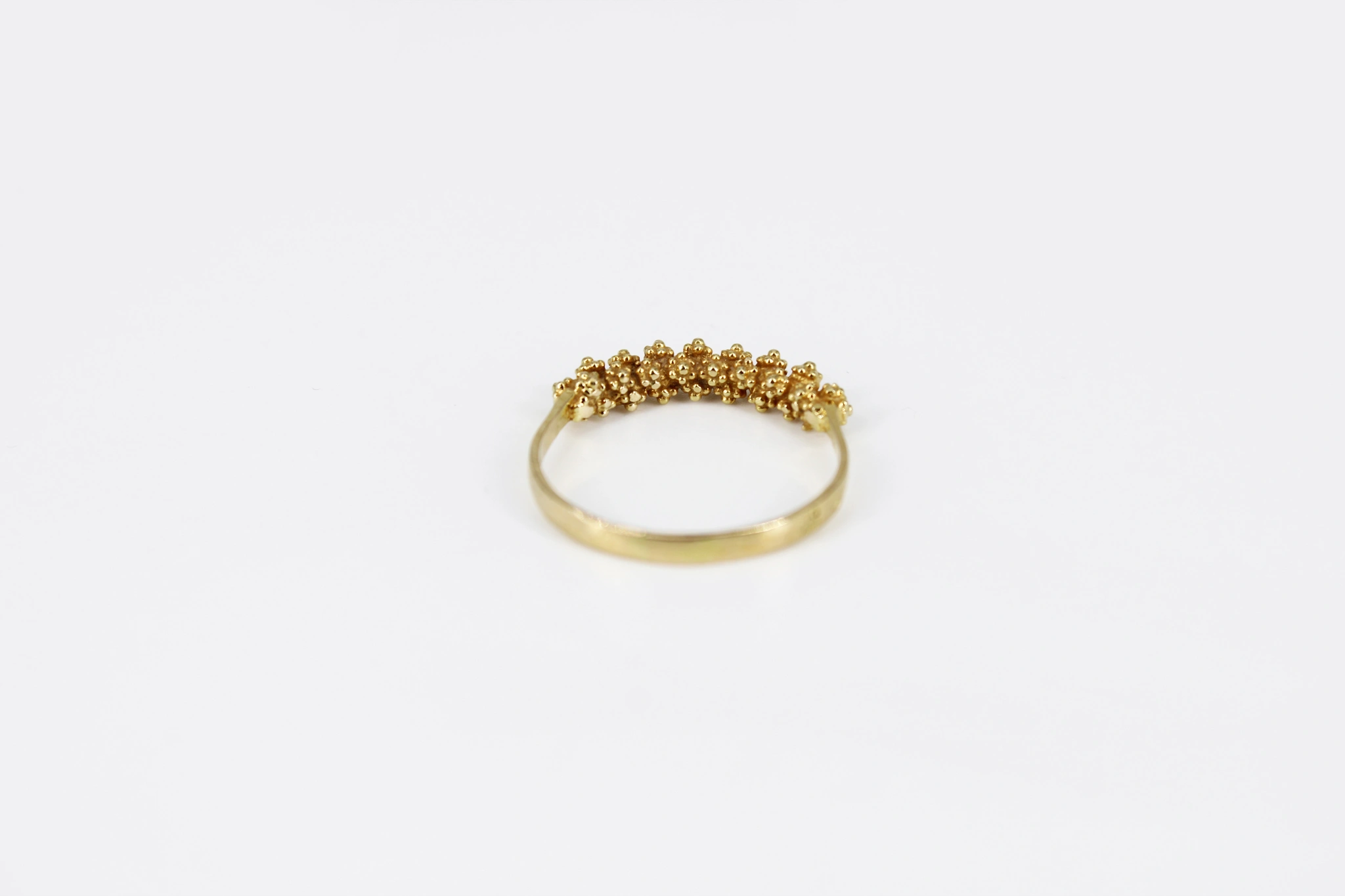 Anillo de oro 18K con textura granulada — vista alternativa