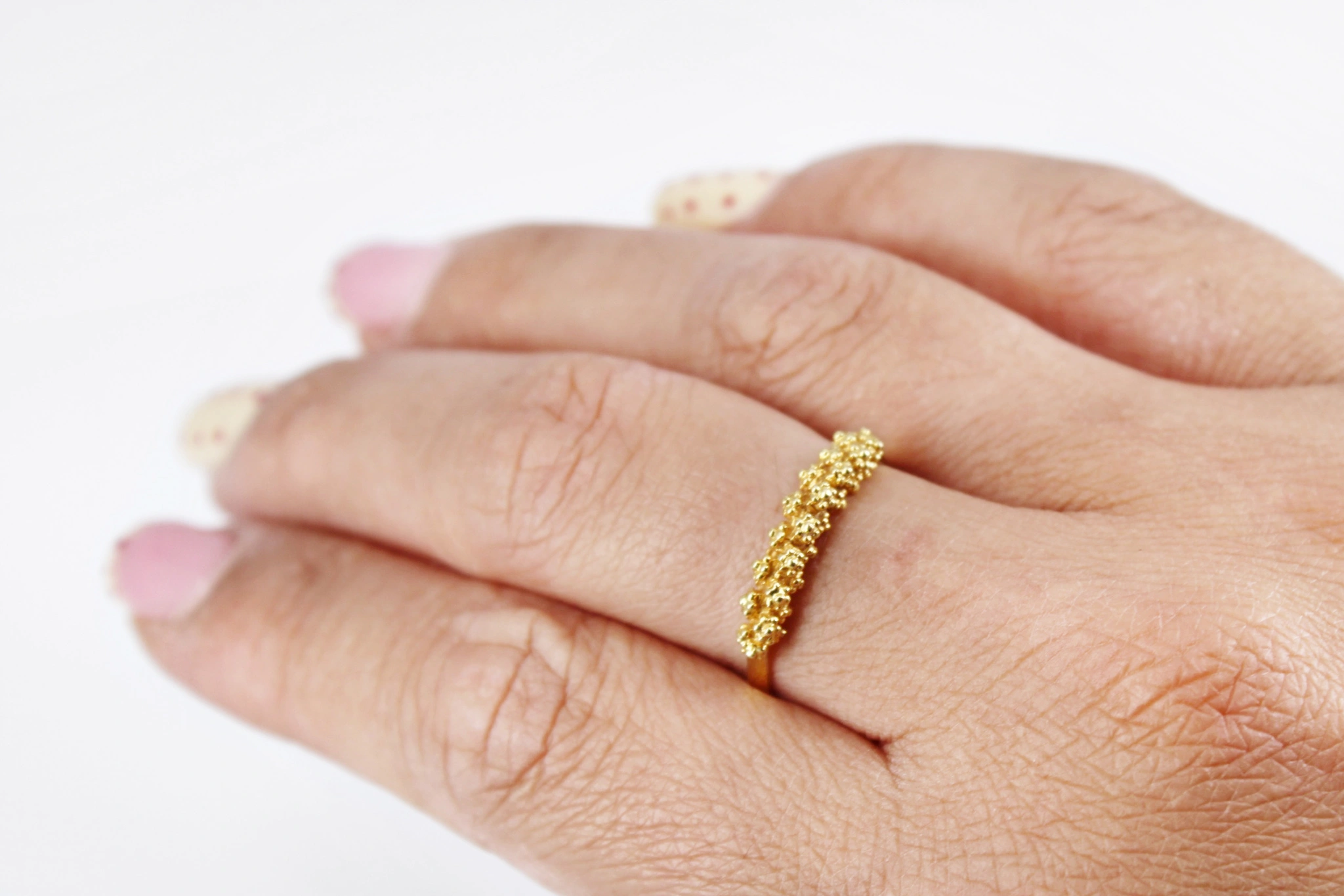 Anillo de oro 18K con textura granulada — foto 3