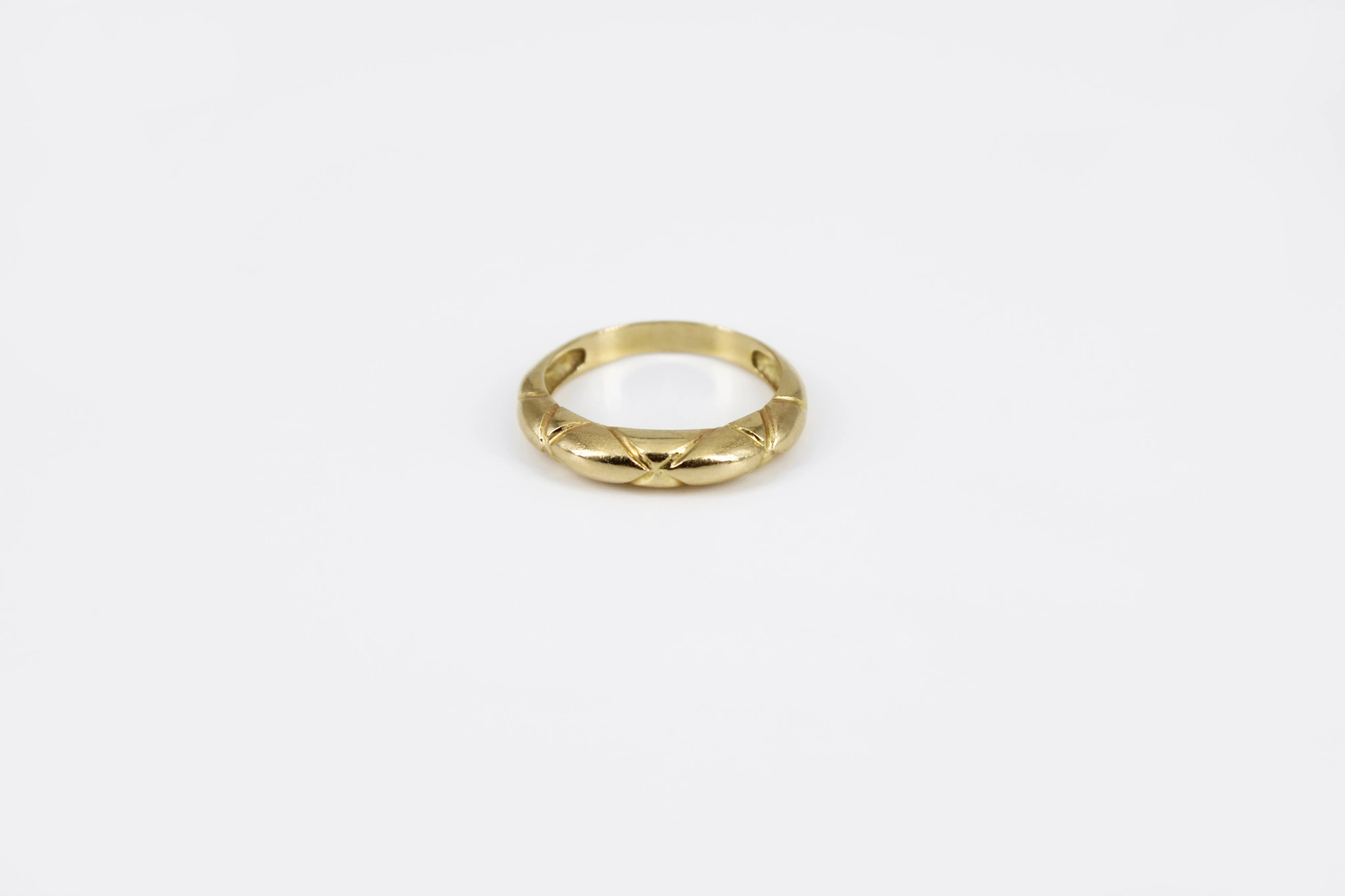 Anillo de oro 18K con grabados entrelazados