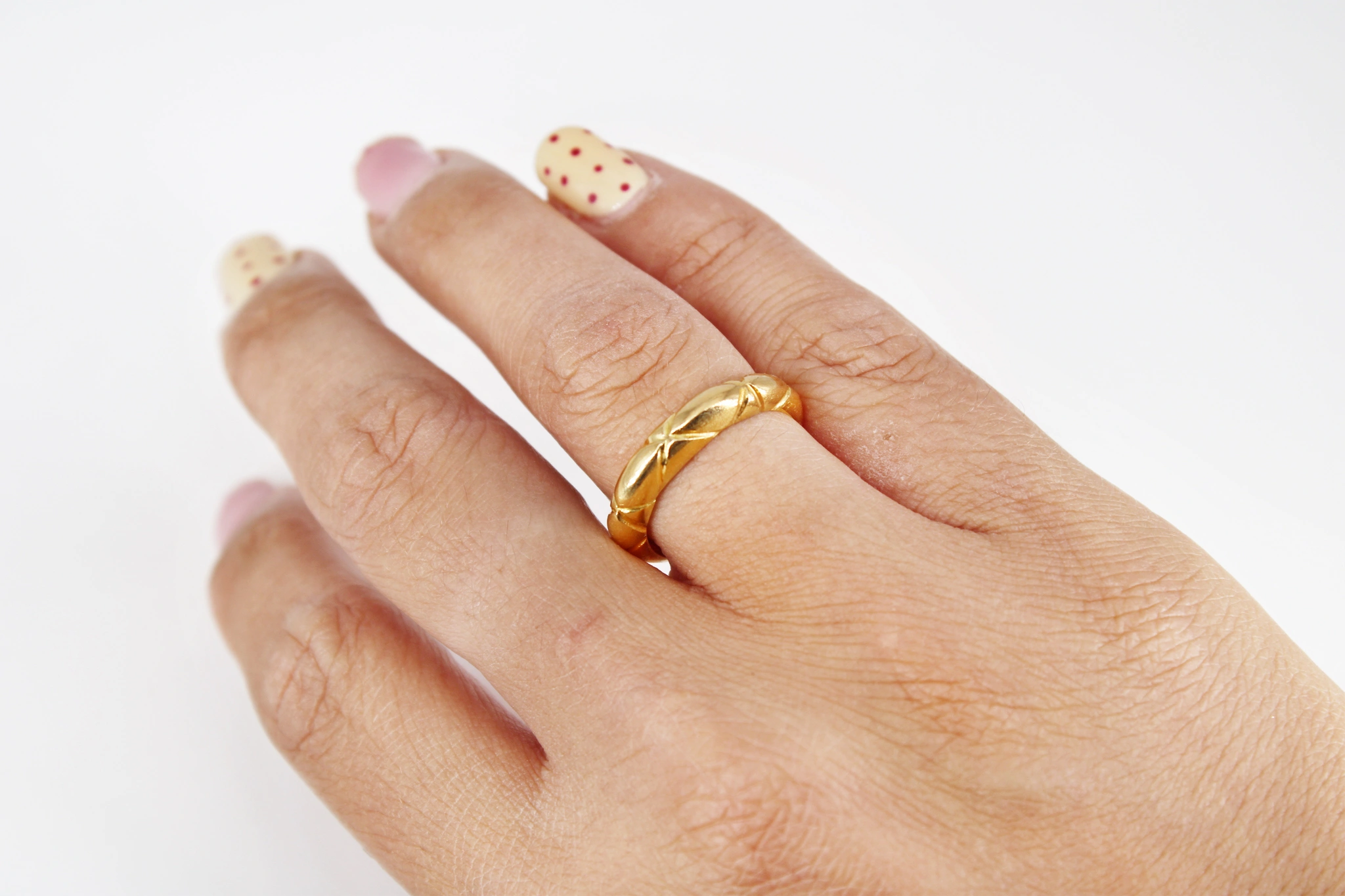 Anillo de oro 18K con grabados entrelazados — foto 3
