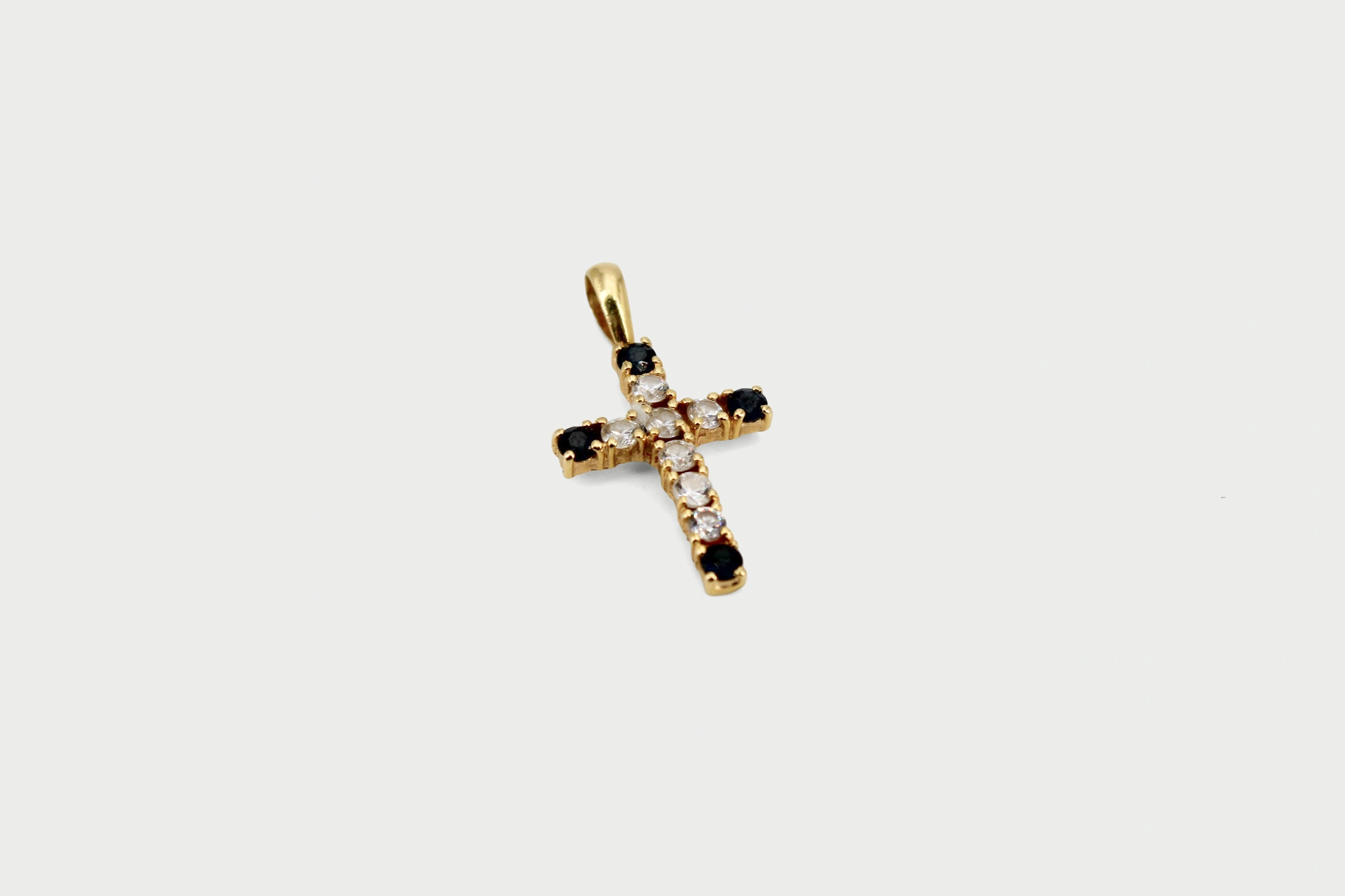 Cruz de oro de 18k con circonitas y zafiros sintéticos