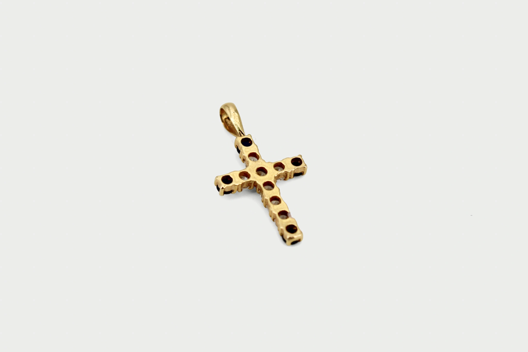 Cruz de oro de 18k con circonitas y zafiros sintéticos — vista alternativa