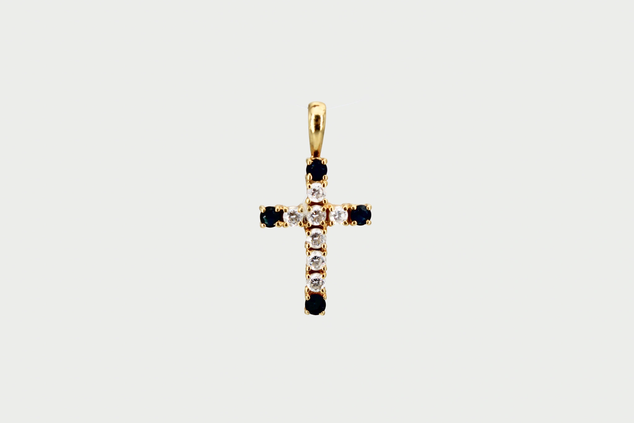 Cruz de oro de 18k con circonitas y zafiros sintéticos — foto 3