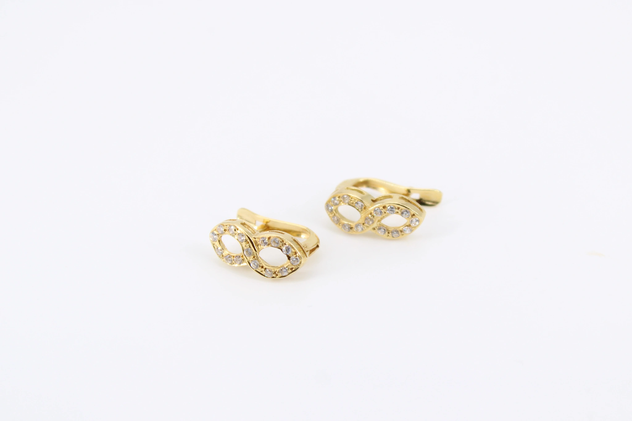 Pendientes de oro 18k con infinito y circonitas