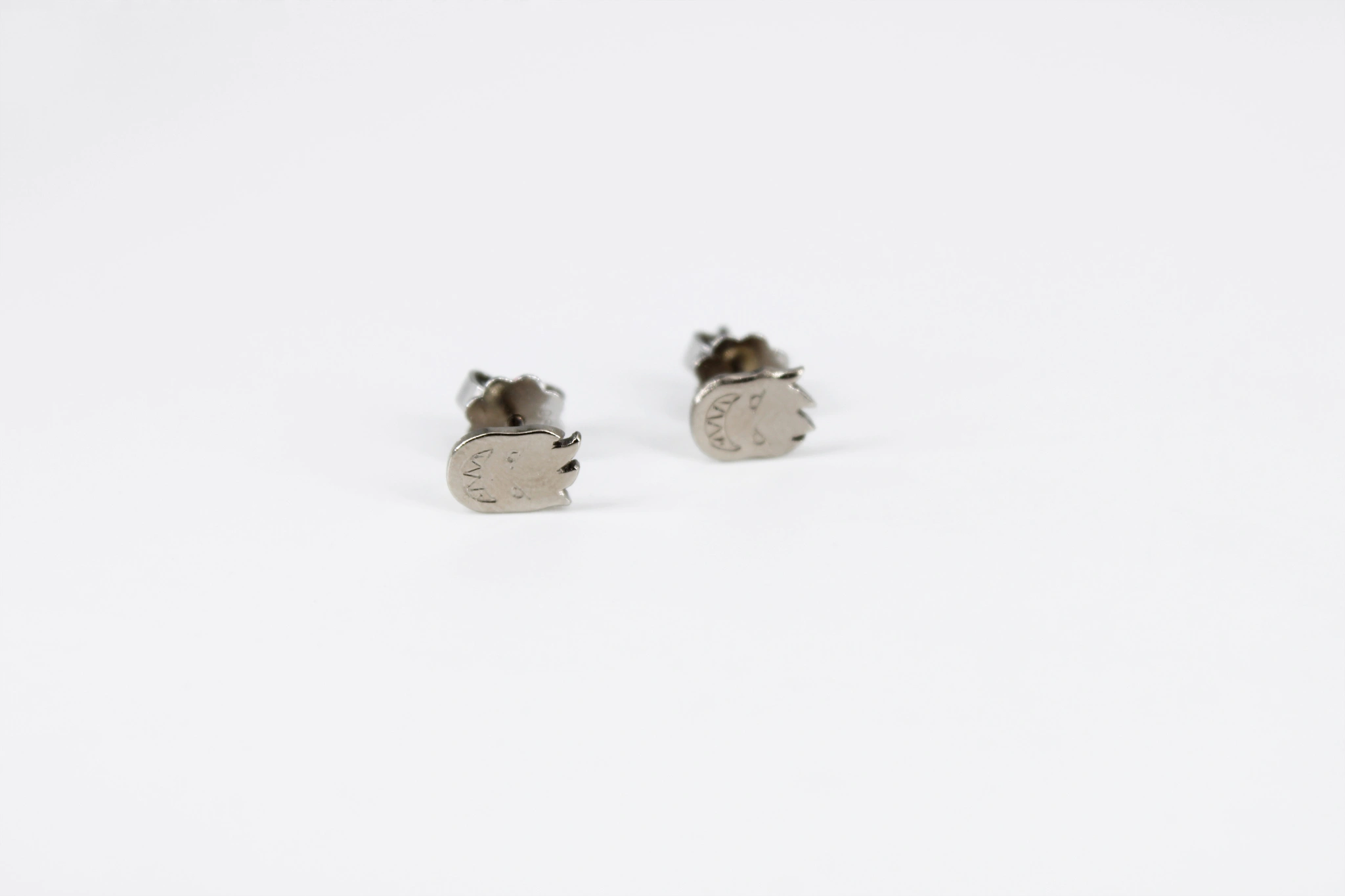 Pendientes de oro blanco 18K con rostro expresivo