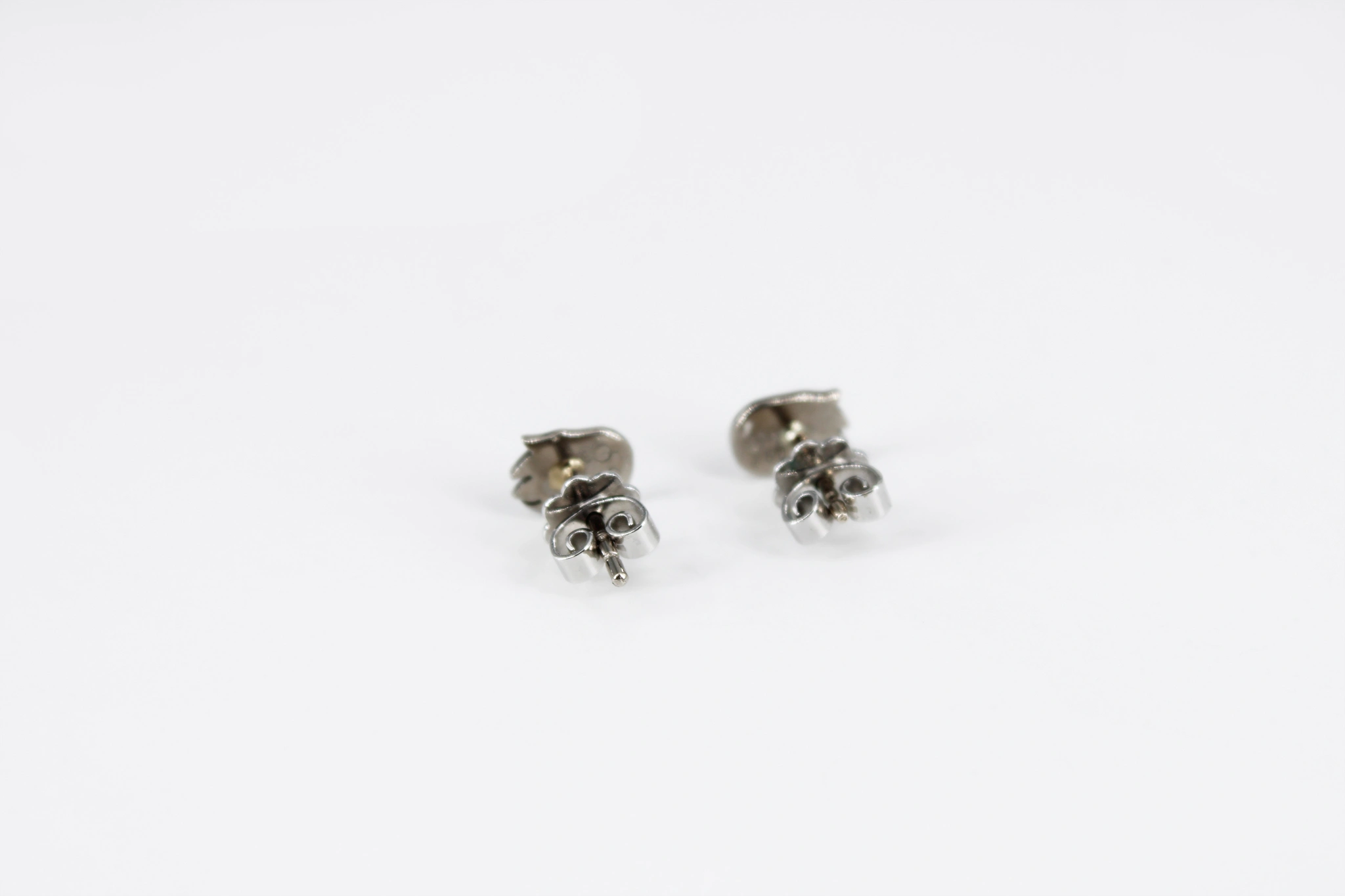Pendientes de oro blanco 18K con rostro expresivo — vista alternativa