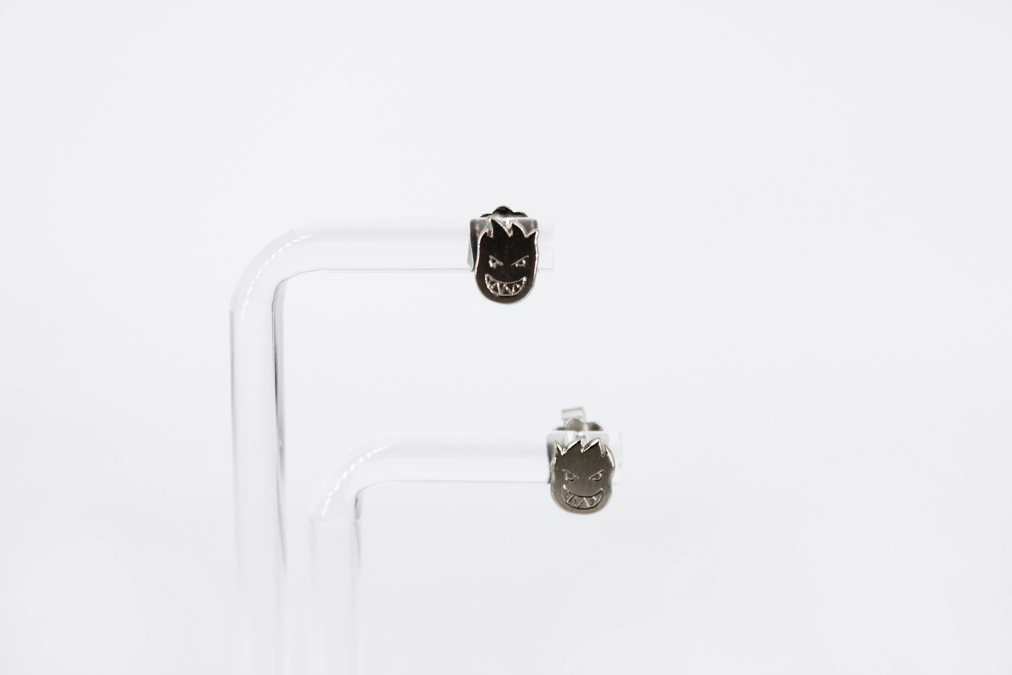 Pendientes de oro blanco 18K con rostro expresivo — foto 3