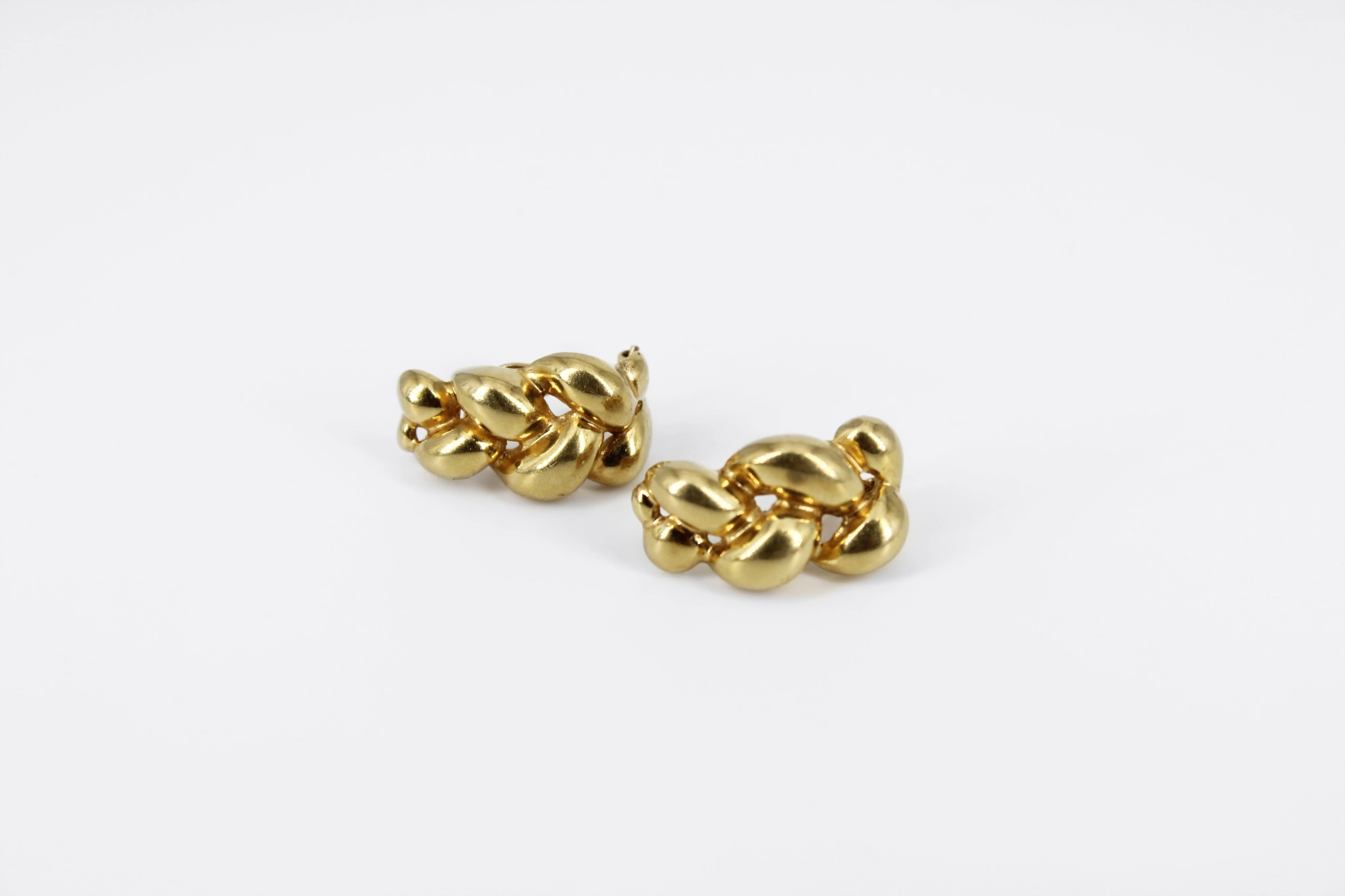 Pendientes de oro 18K con formas redondeadas entrelazadas