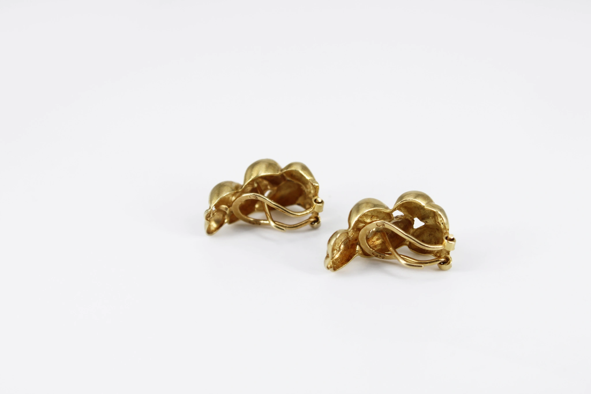 Pendientes de oro 18K con formas redondeadas entrelazadas — vista alternativa