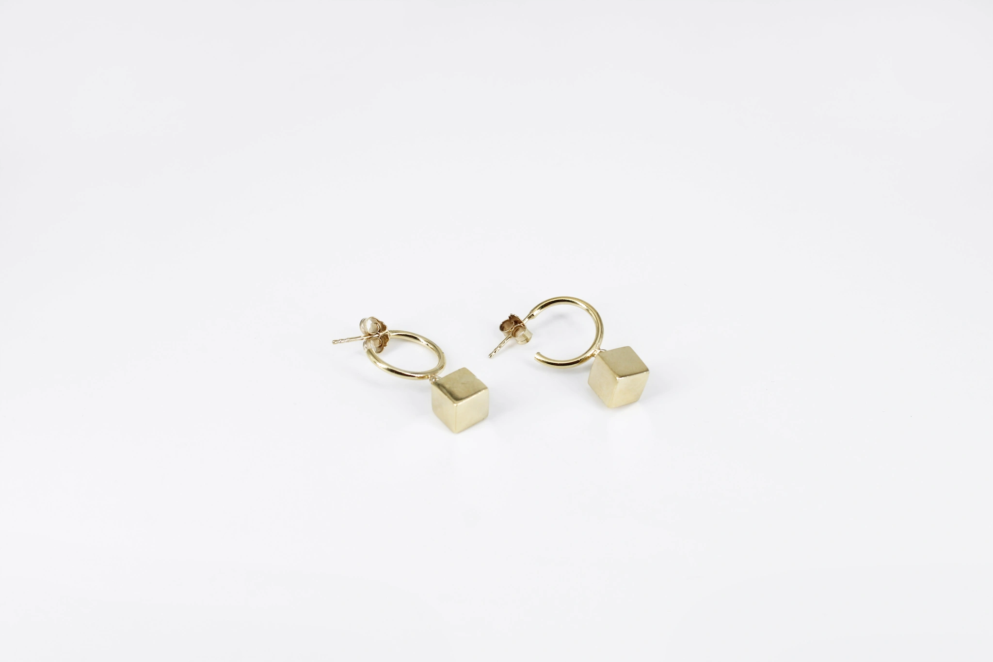 Pendientes de plata 925 con cubo colgante