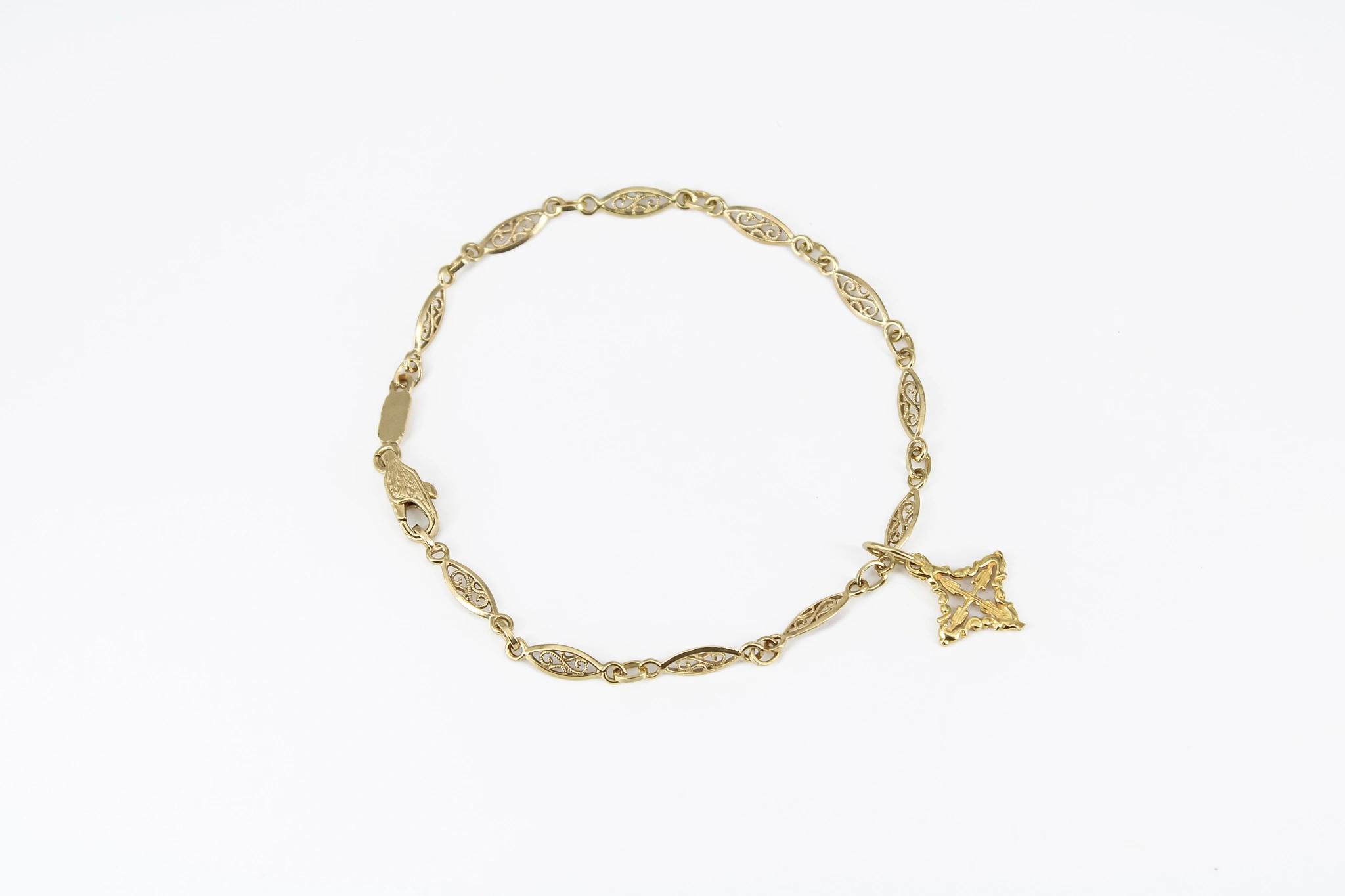 Pulsera de oro 18K con colgante de cuatro puntas