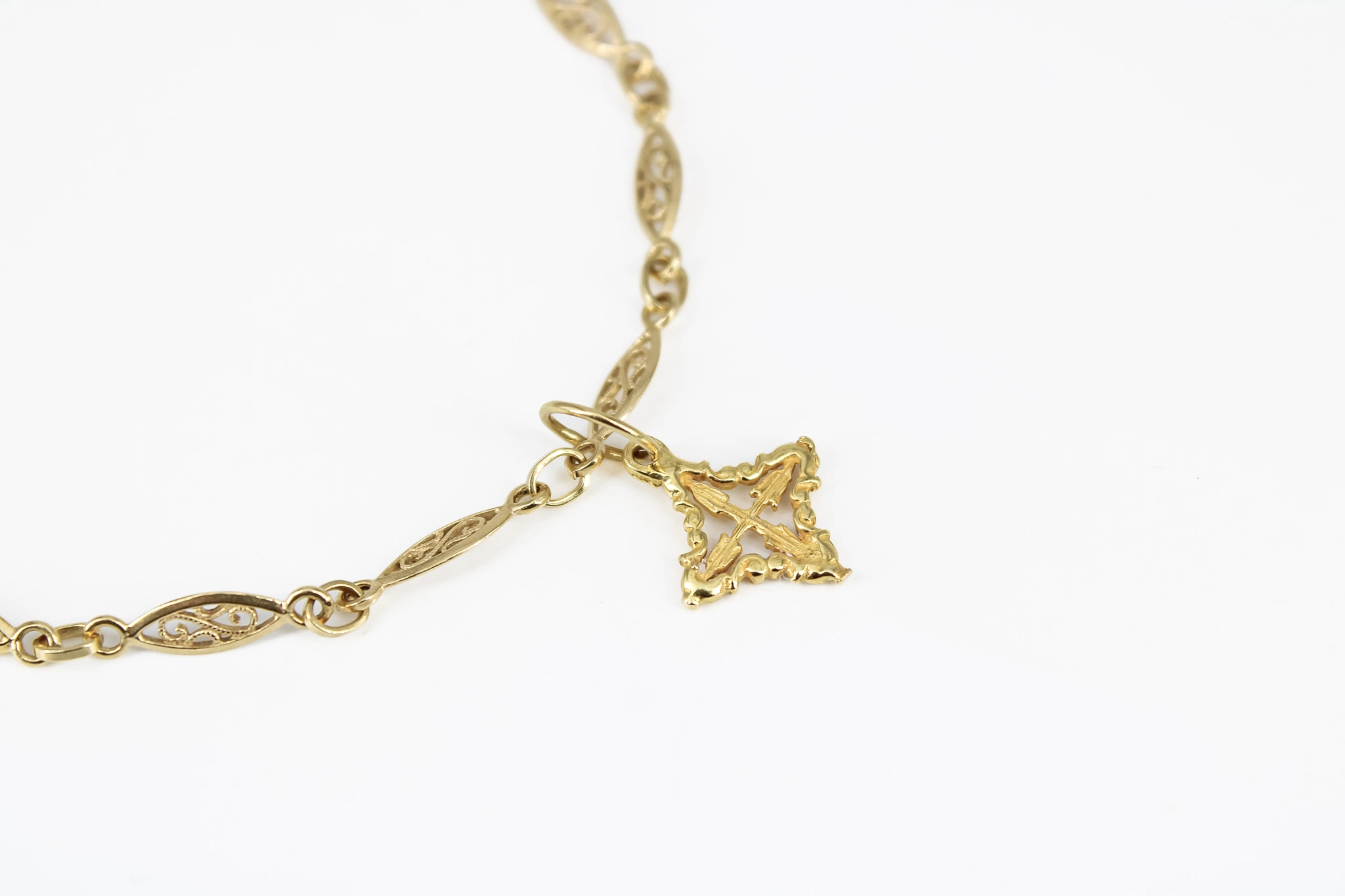 Pulsera de oro 18K con colgante de cuatro puntas — vista alternativa