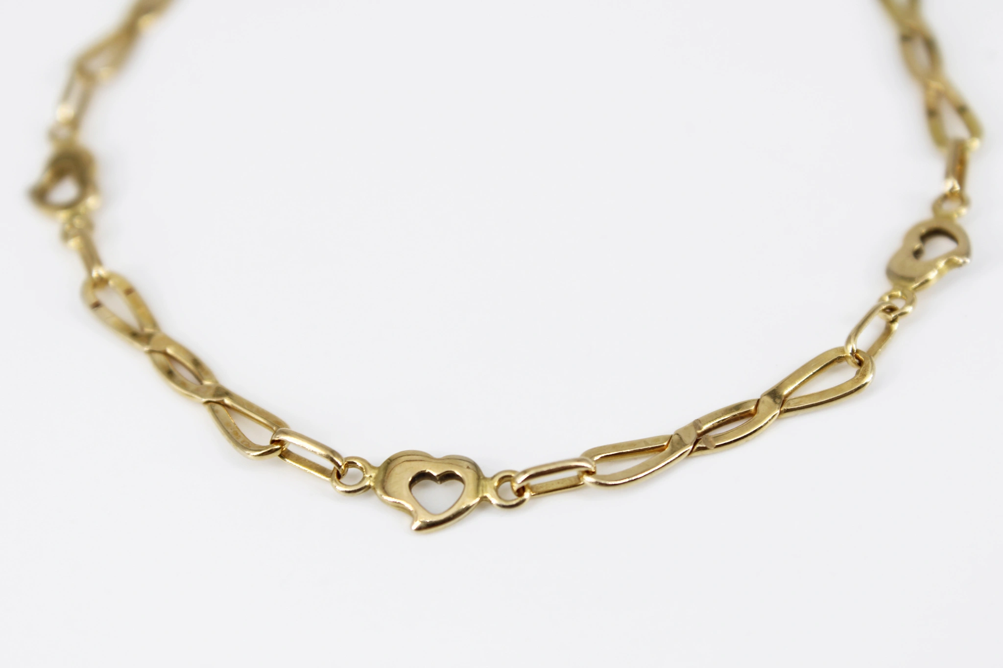 Pulsera de oro con eslabones y corazones 18K — vista alternativa
