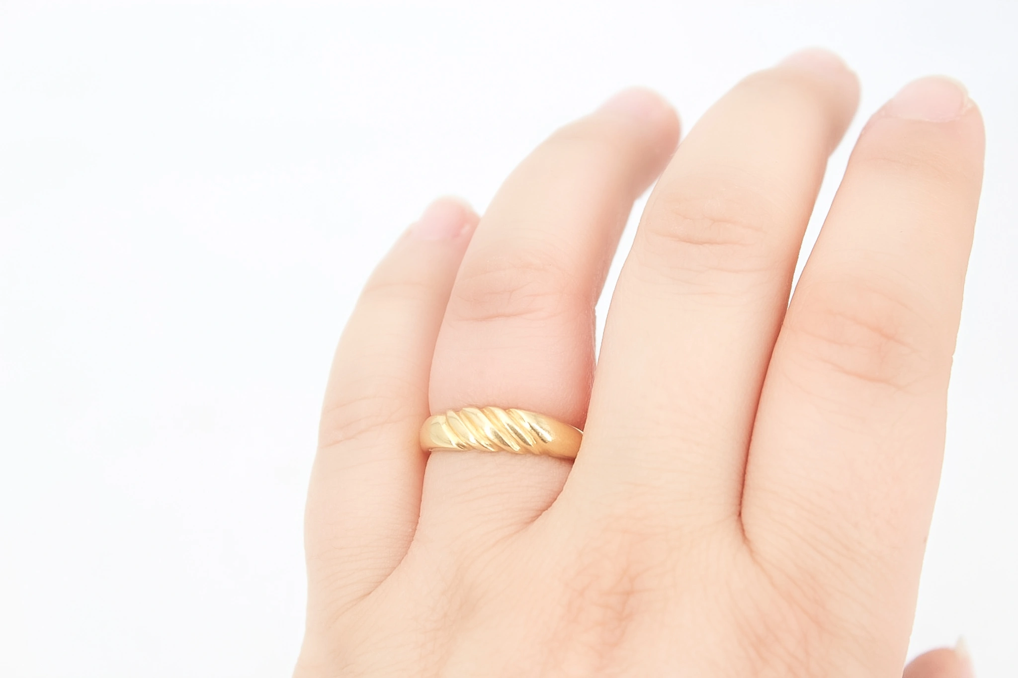Anillo de oro 18K con ondas — foto 3