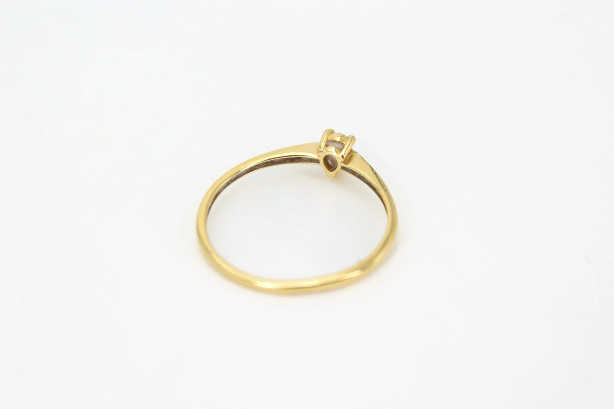 Anillo solitario de oro 18K — vista alternativa