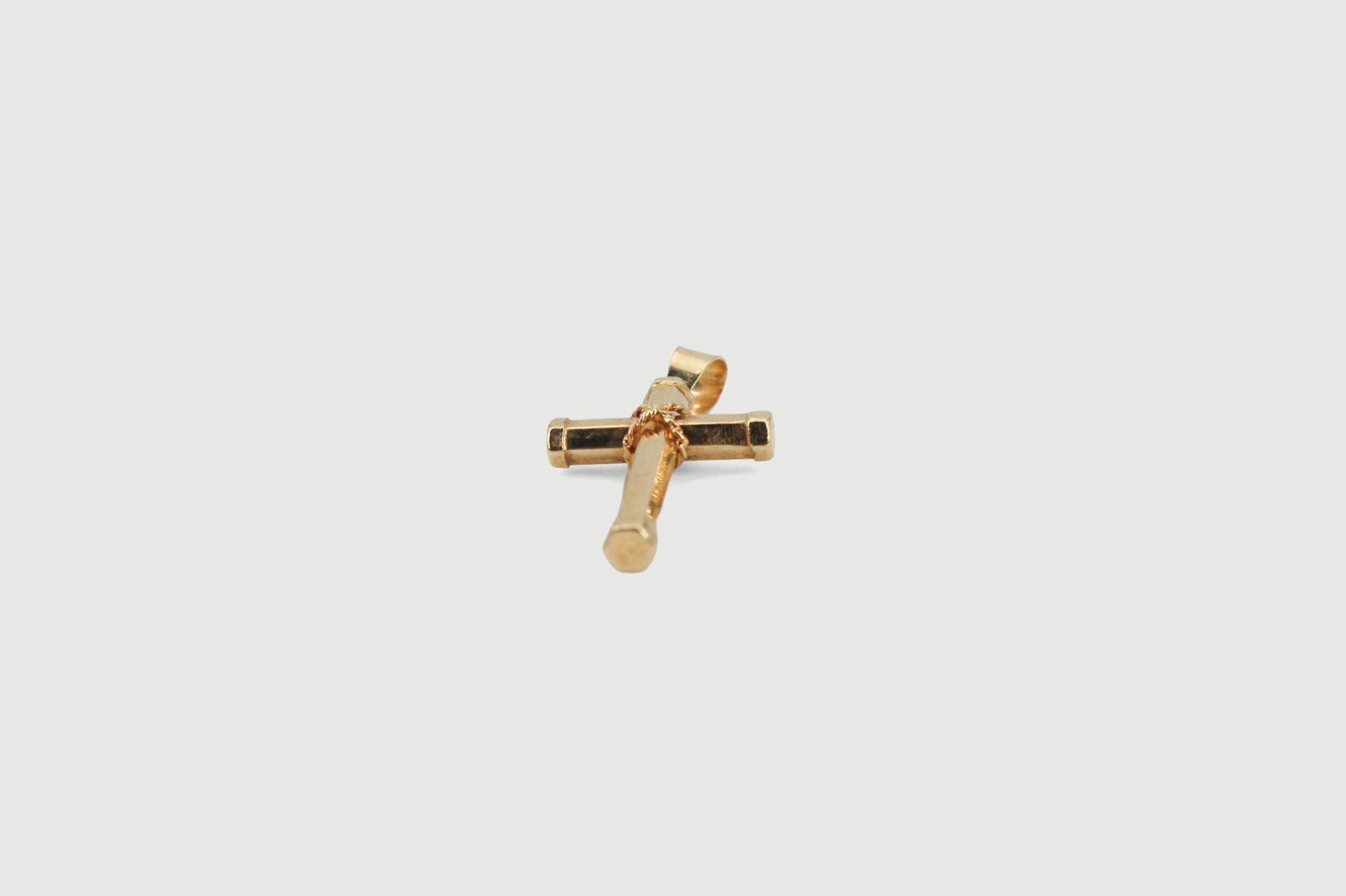Cruz de oro de 18k con detalle entrelazado — vista alternativa