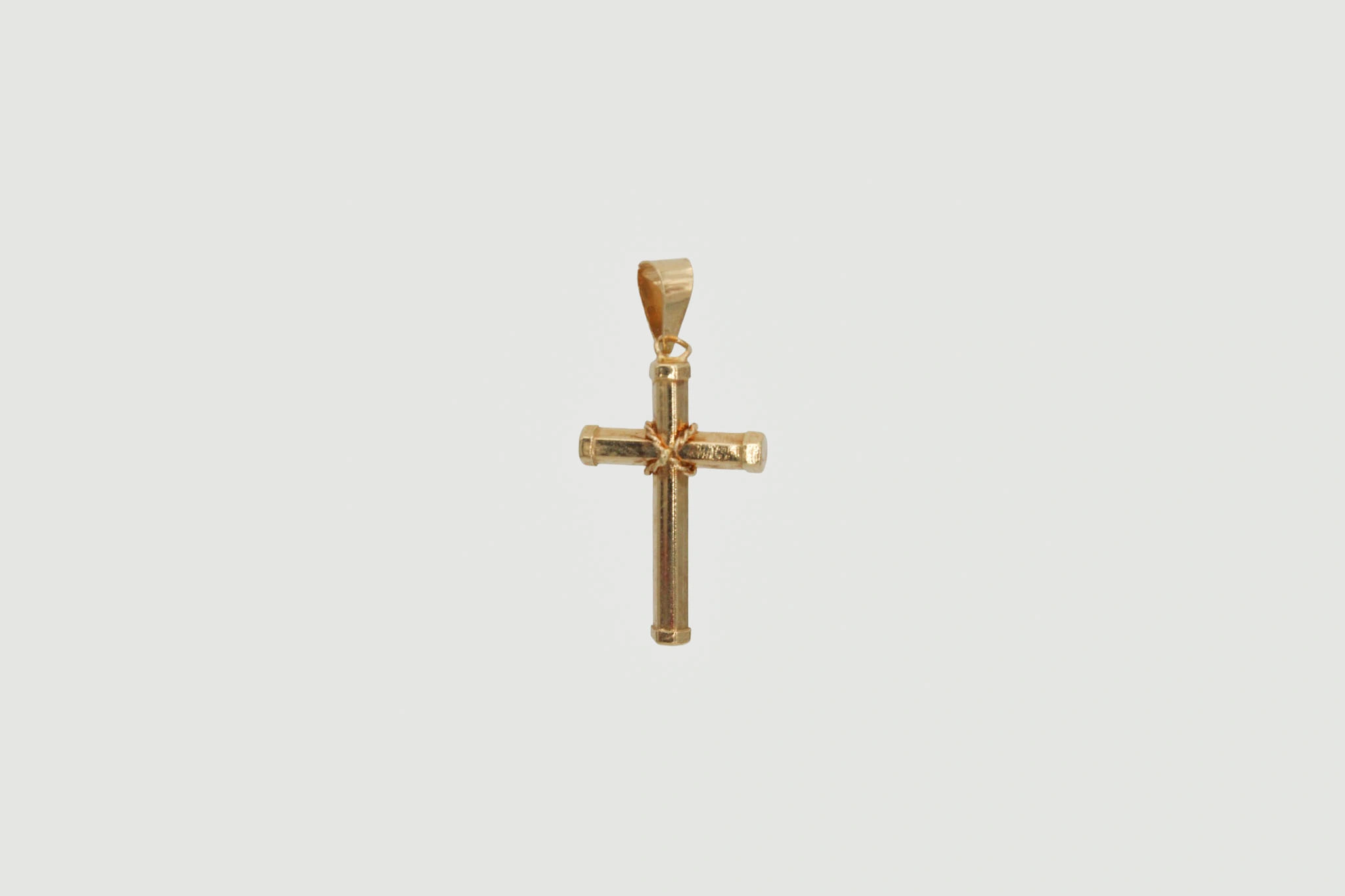 Cruz de oro de 18k con detalle entrelazado — foto 3