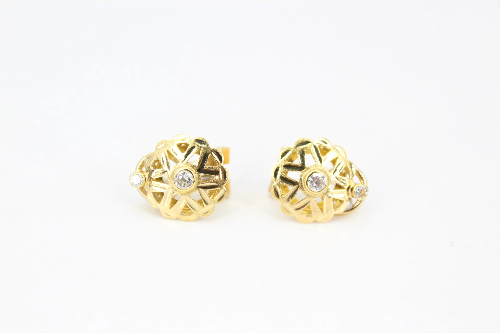 Pendientes forma de flor de oro calado 18K