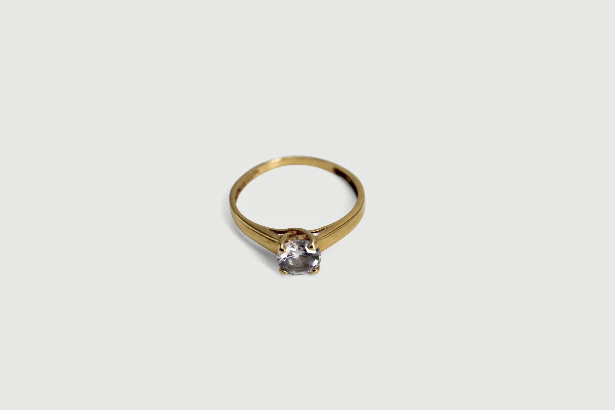 Solitario de oro de 18k con circonita