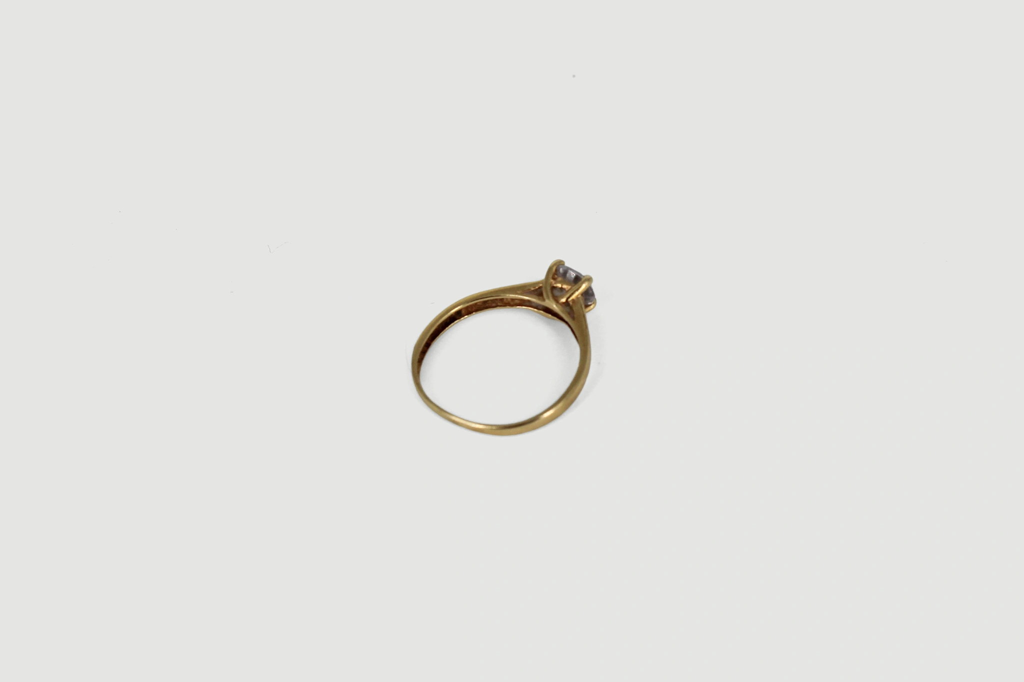 Solitario de oro de 18k con circonita — vista alternativa