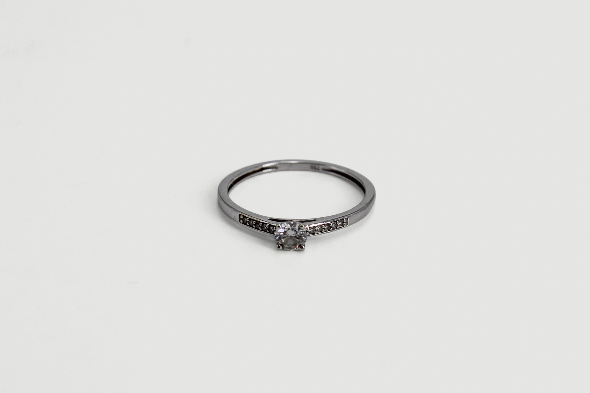 Solitario de oro blanco 18k con circonitas