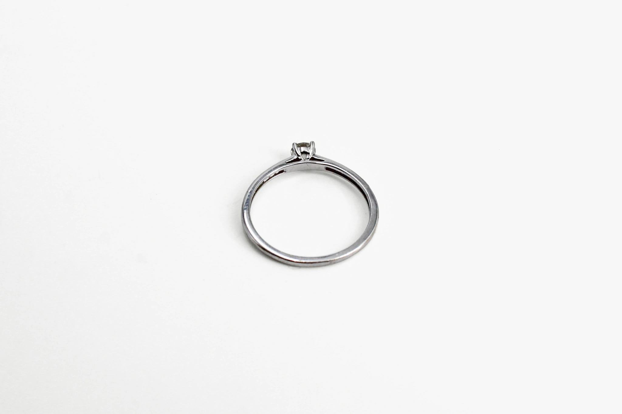 Solitario de oro blanco 18k con circonitas — vista alternativa