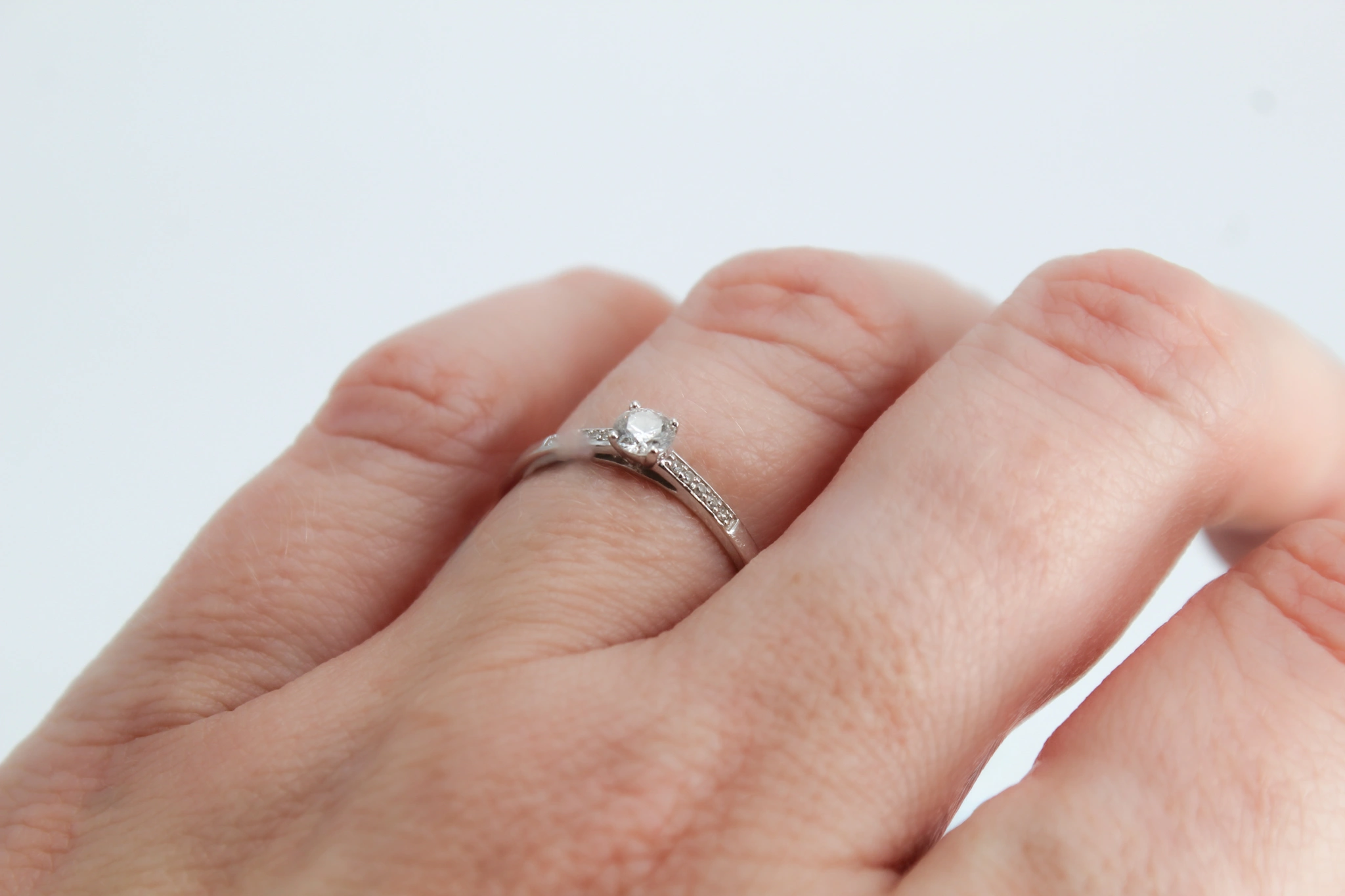 Solitario de oro blanco 18k con circonitas — foto 3