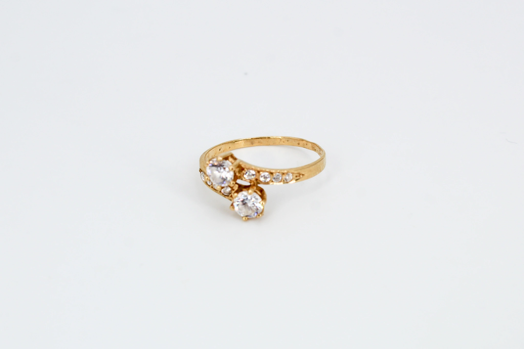 Anillo de oro 18K con circonitas
