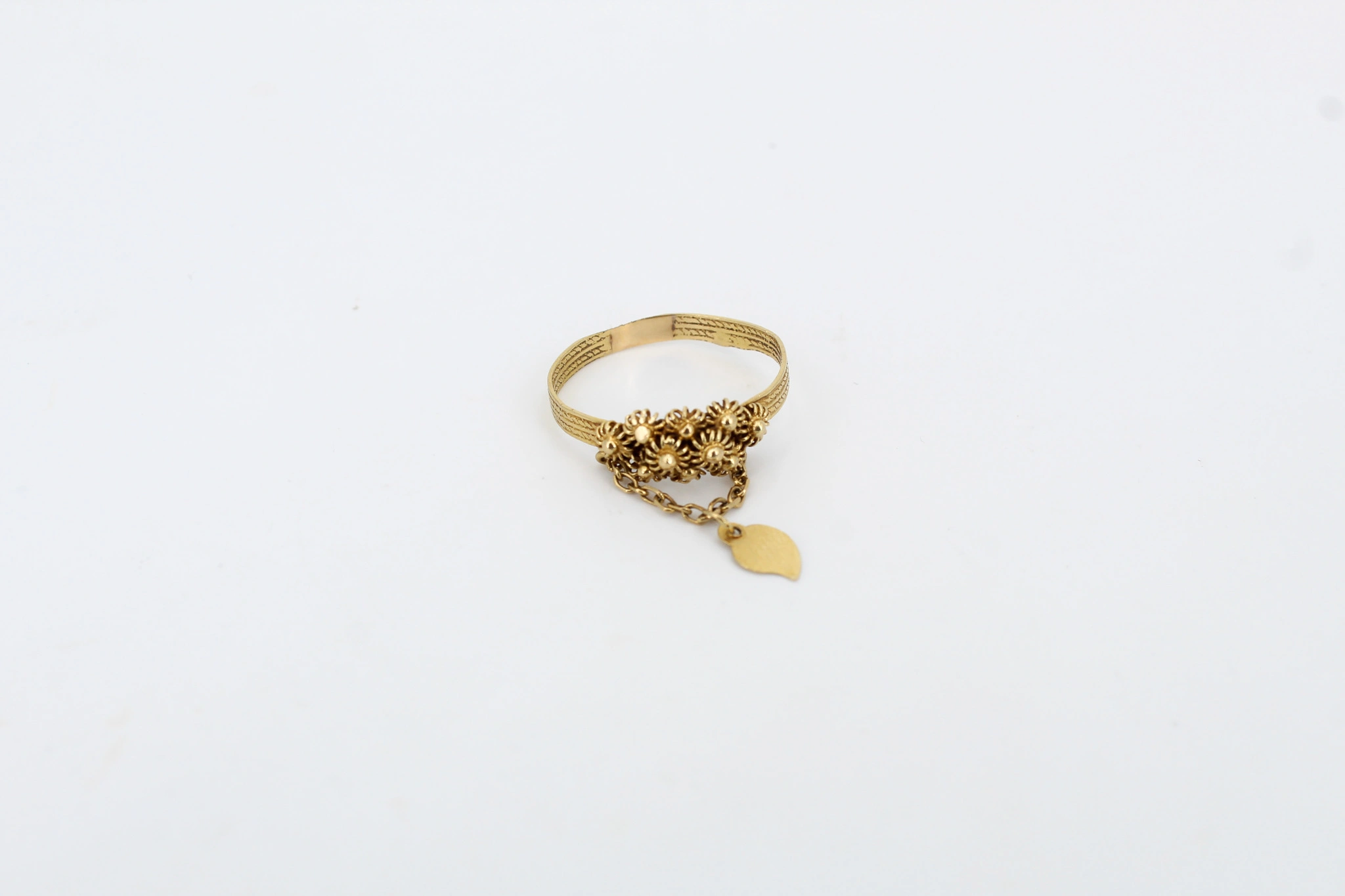 Anillo de oro 18K con diseño floral y hoja colgante