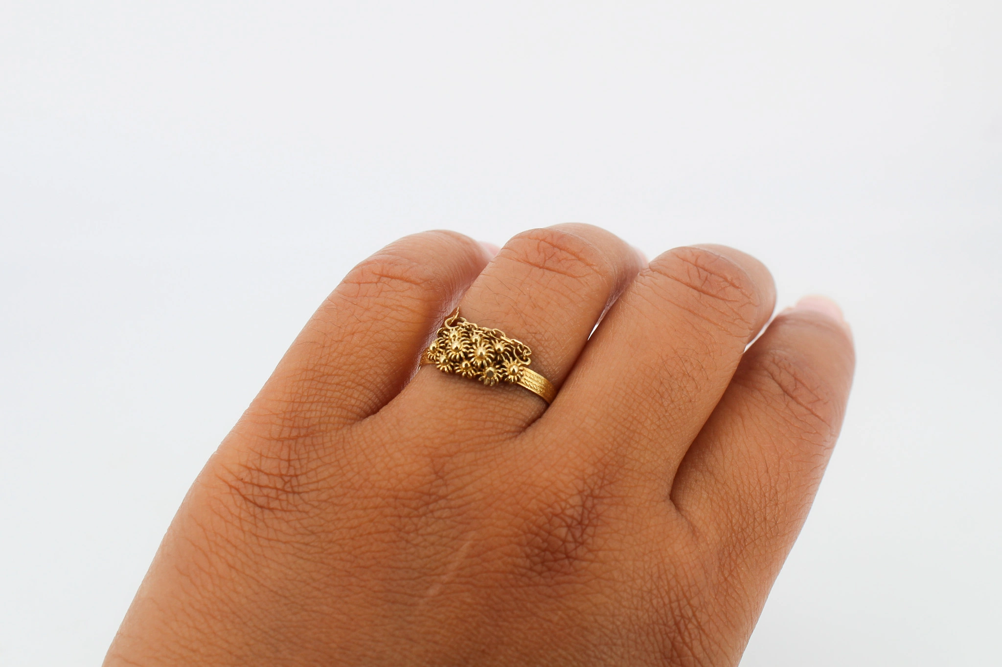 Anillo de oro 18K con diseño floral y hoja colgante — foto 3