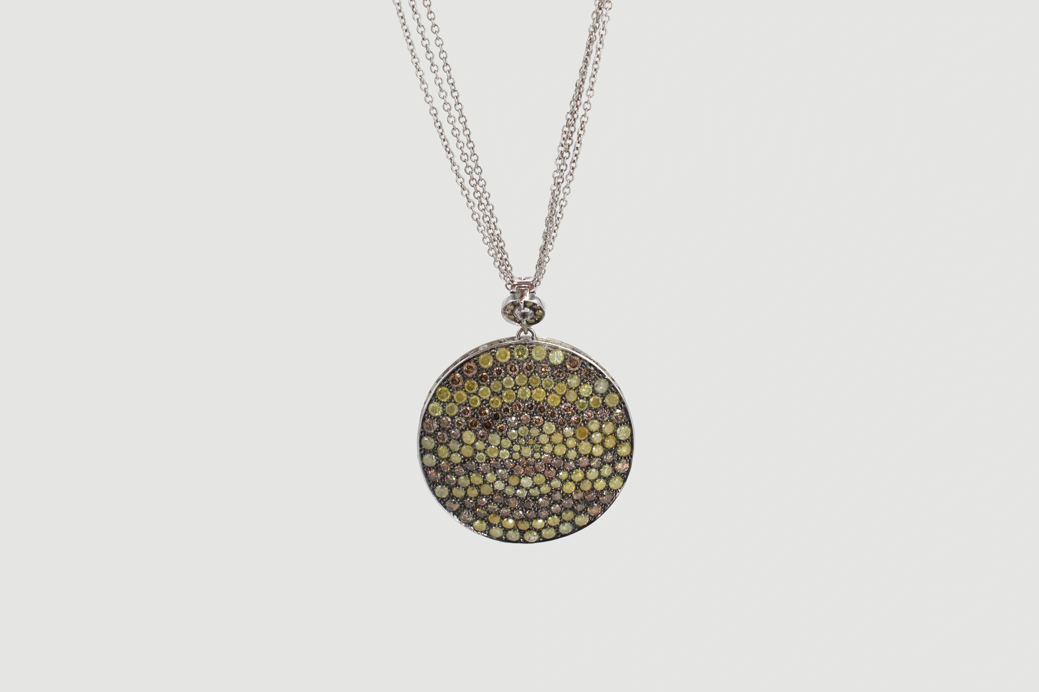 Collar de oro blanco de 18k con colgante circular pavé de circonitas amarillas y marrones