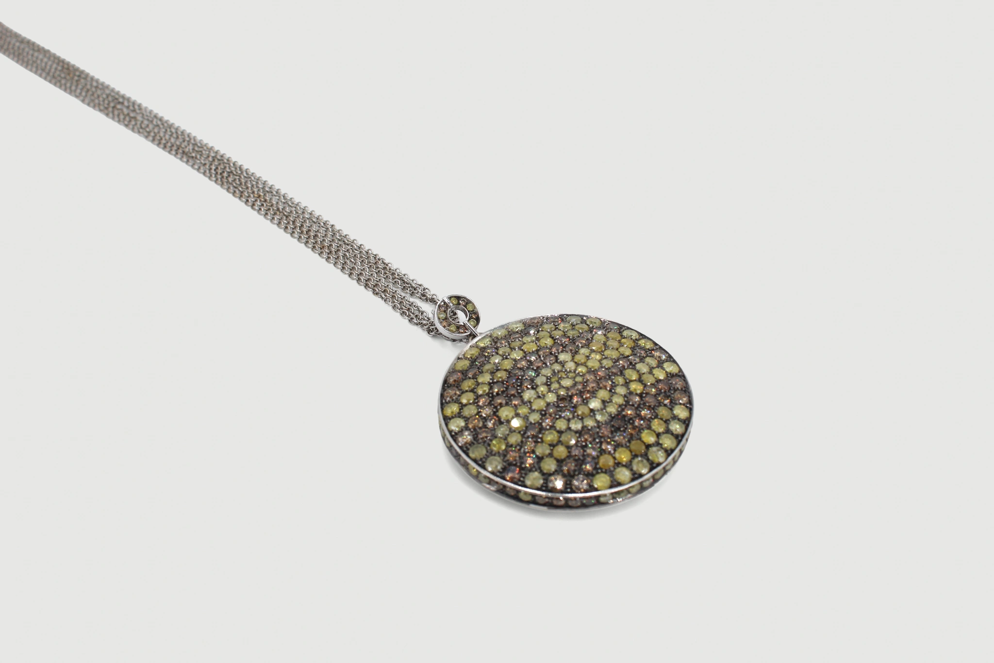 Collar de oro blanco de 18k con colgante circular pavé de circonitas amarillas y marrones — vista alternativa