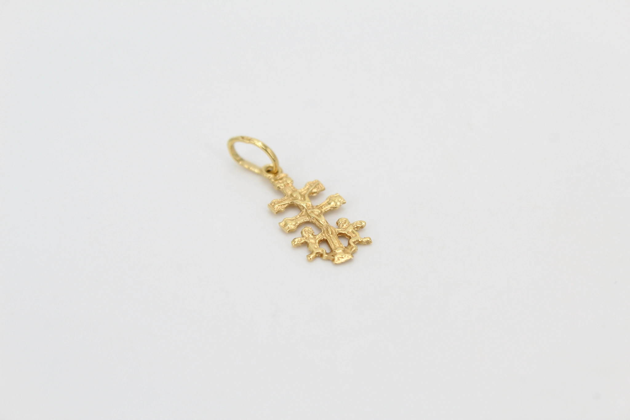 Cruz de oro de 18k con motivos múltiples
