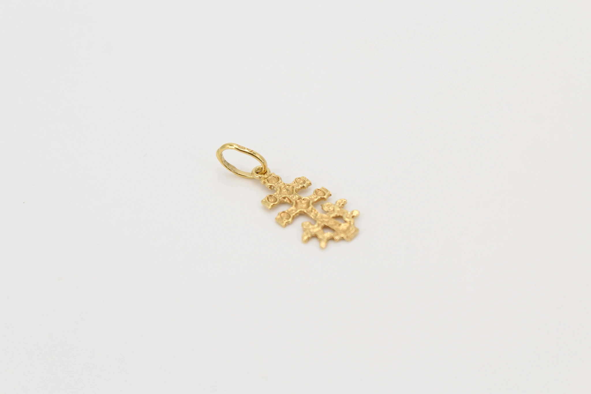 Cruz de oro de 18k con motivos múltiples — vista alternativa