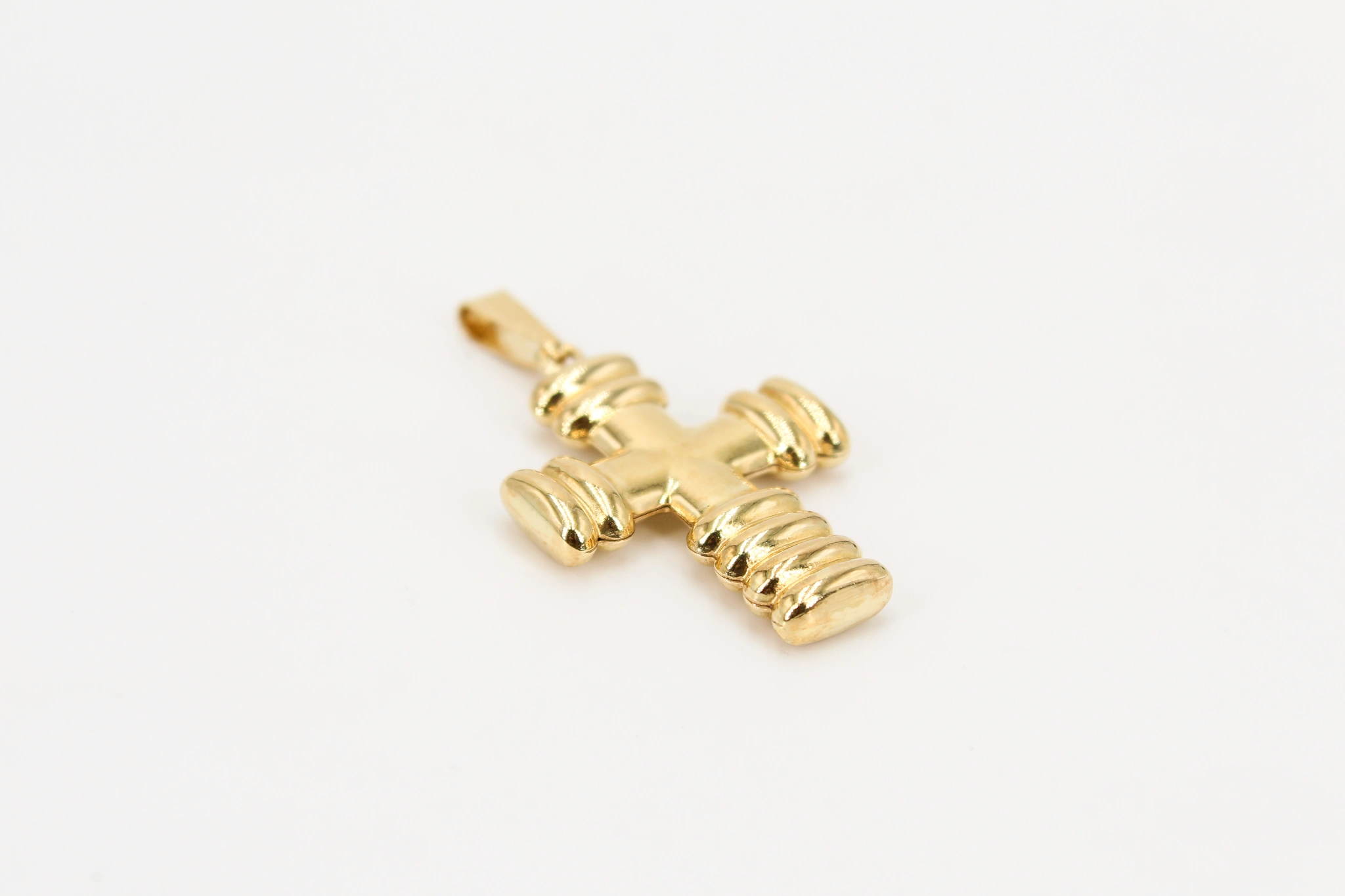 Cruz de oro de 18k acanalada — vista alternativa