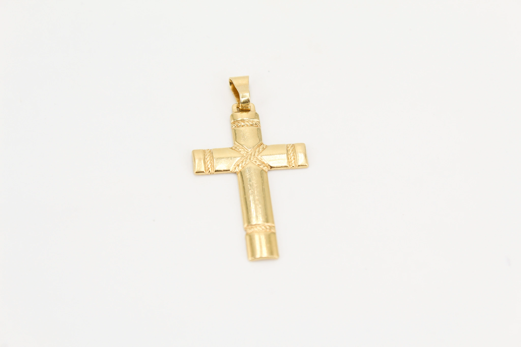 Cruz de oro de 18k trenzada