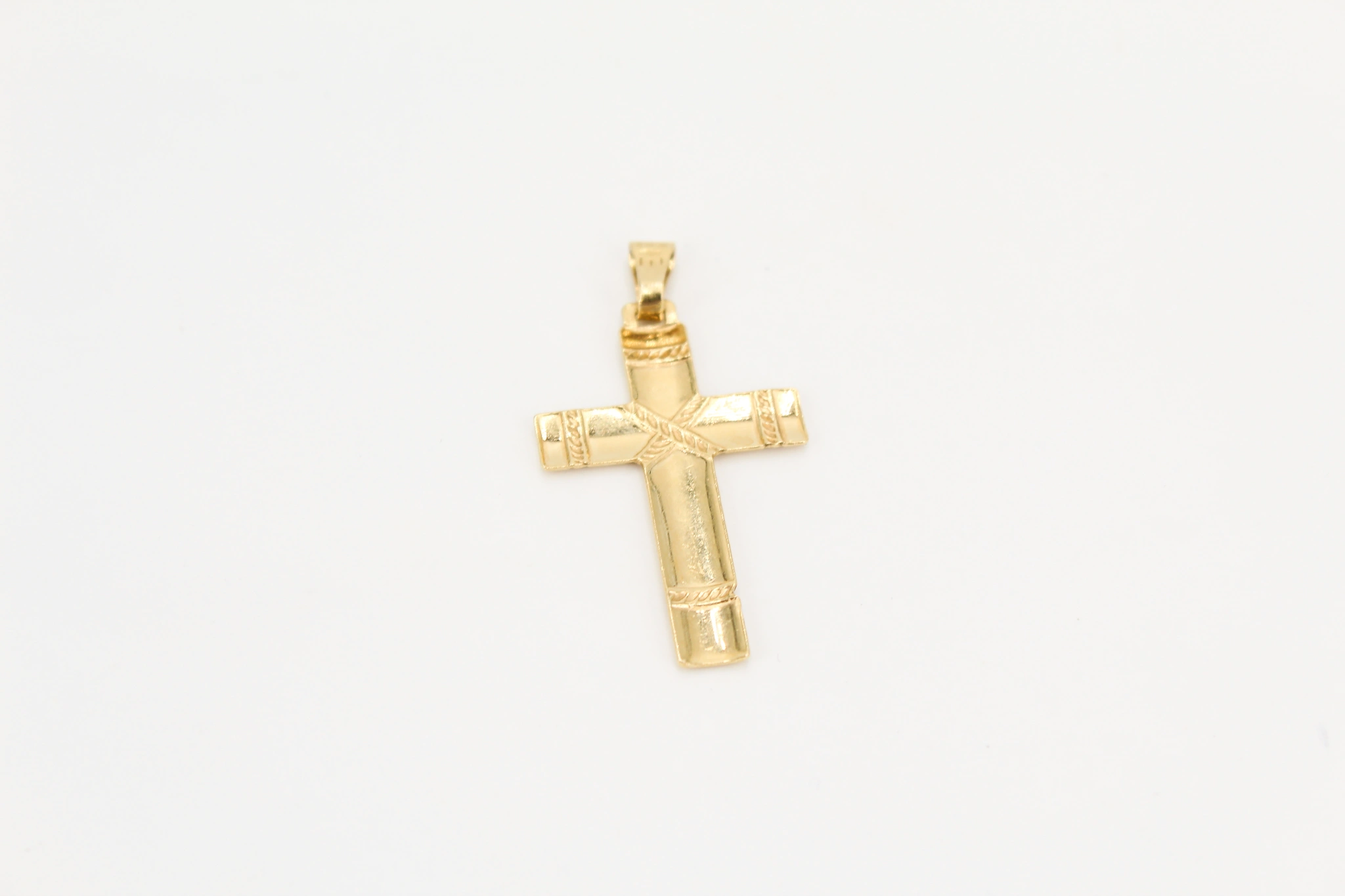 Cruz de oro de 18k trenzada — vista alternativa