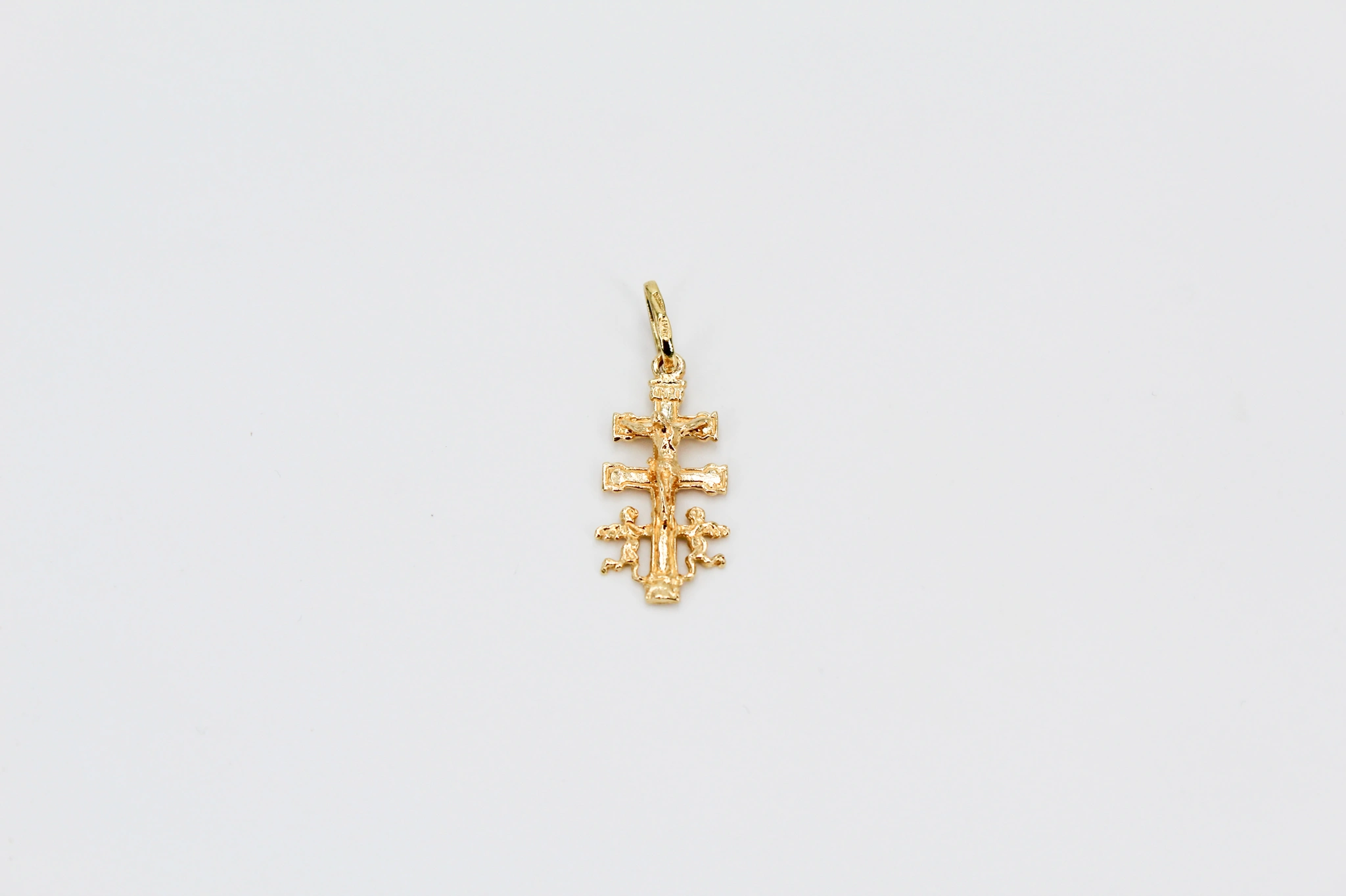Cruz de oro de 18k con querubines