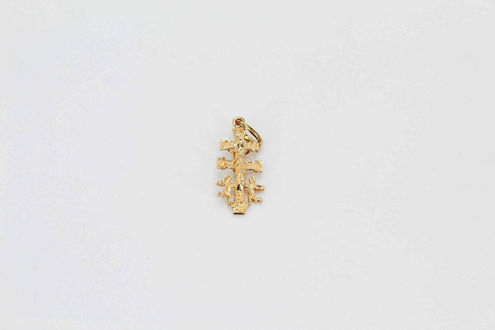 Cruz de oro de 18k con querubines — vista alternativa