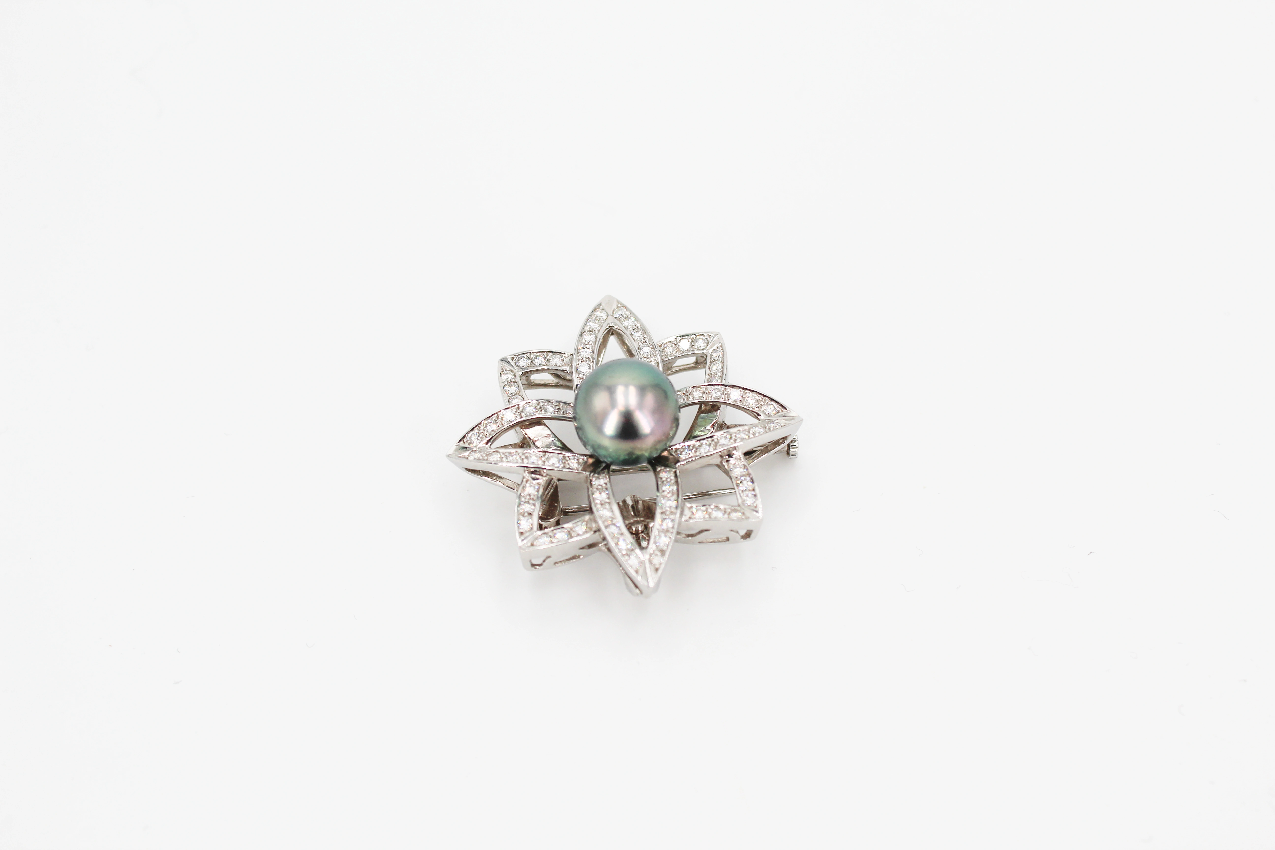 Broche de oro blanco de 18k con diamantes y perla Tahitiana