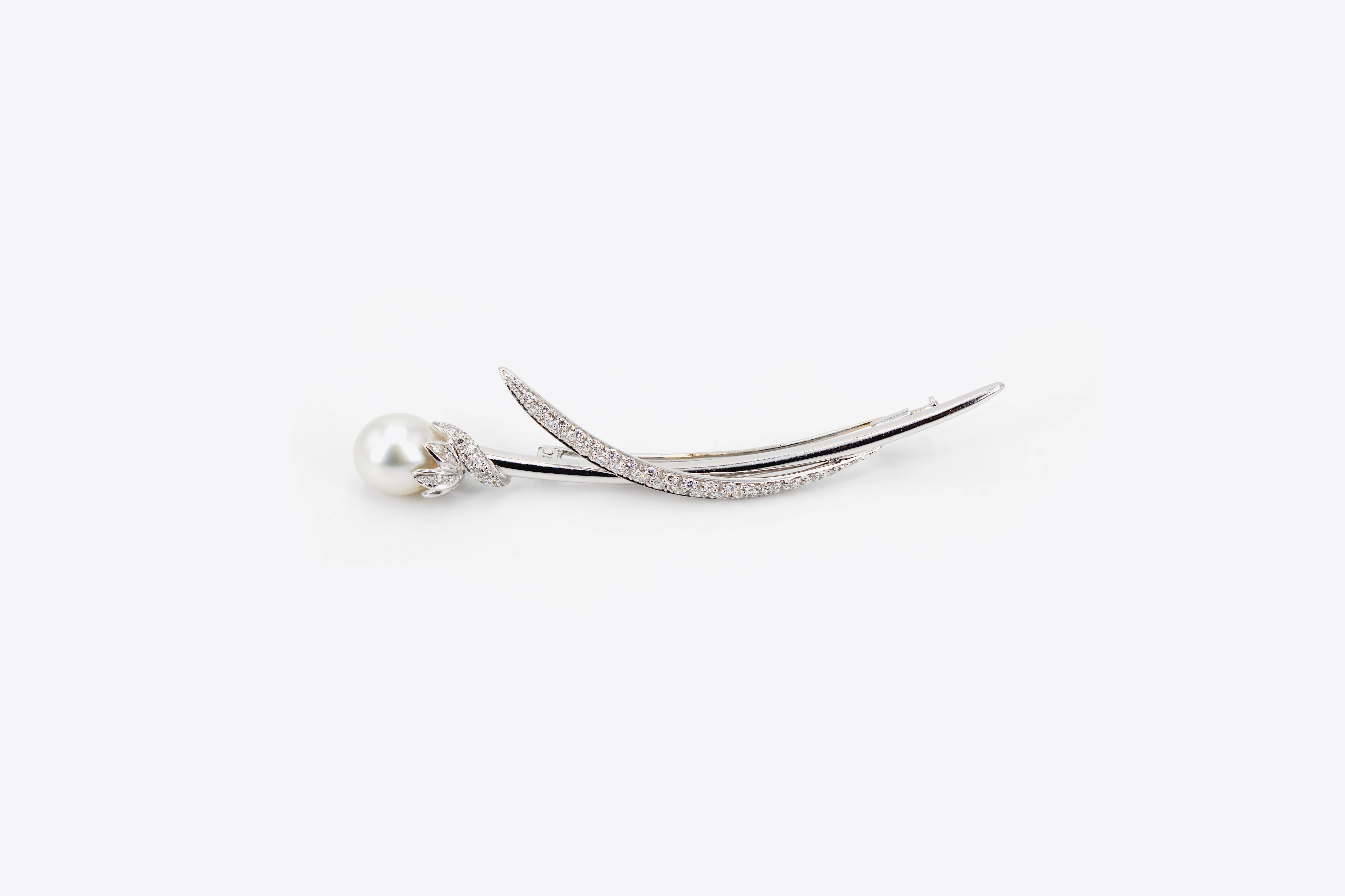 Alfiler de oro blanco de 18k con diamantes y perla